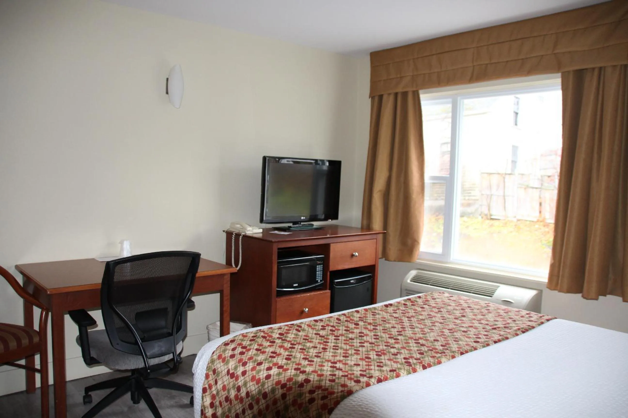 Bed in Super 8 by Wyndham Campbellton NB