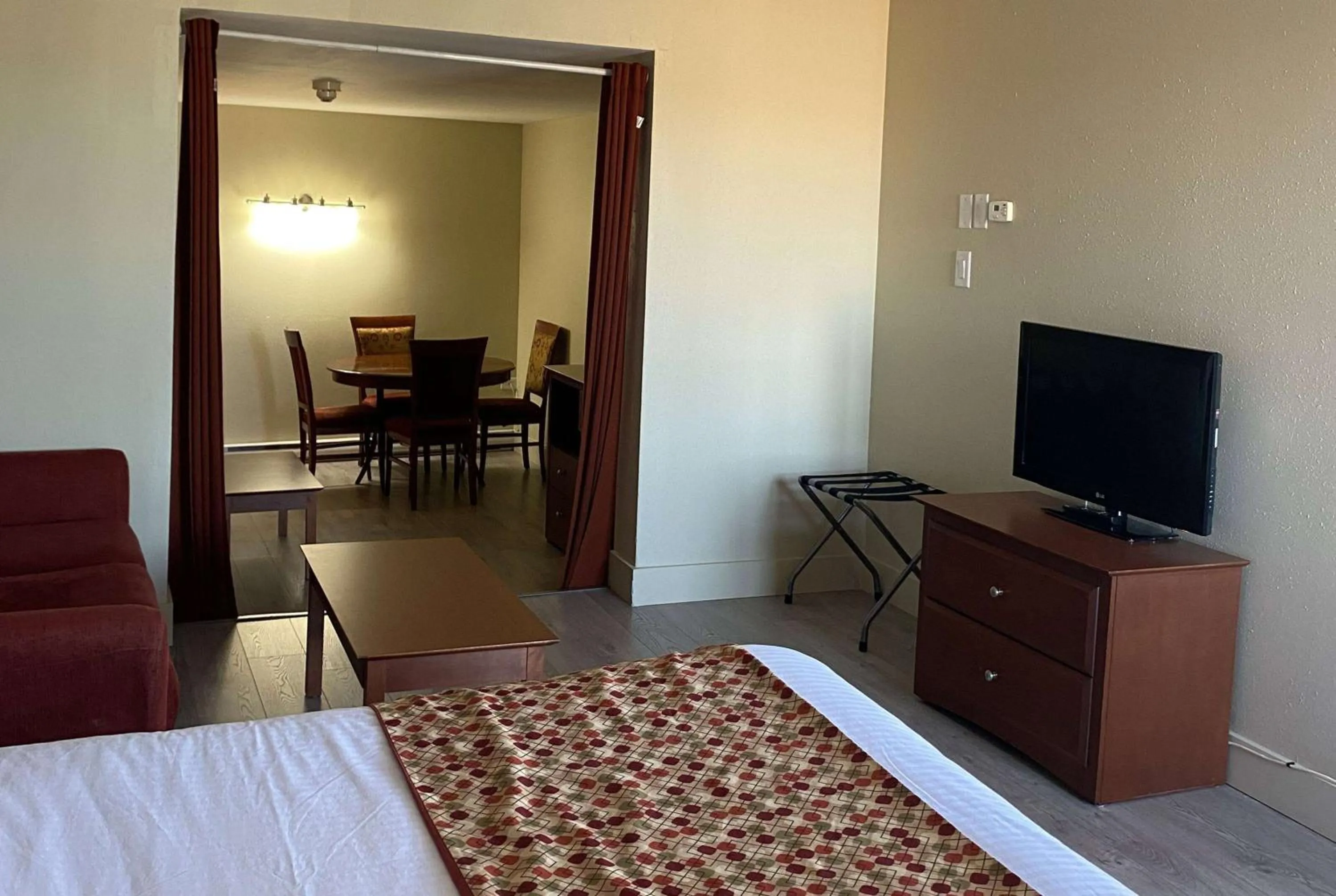 Photo of the whole room, Bed in Super 8 by Wyndham Campbellton NB