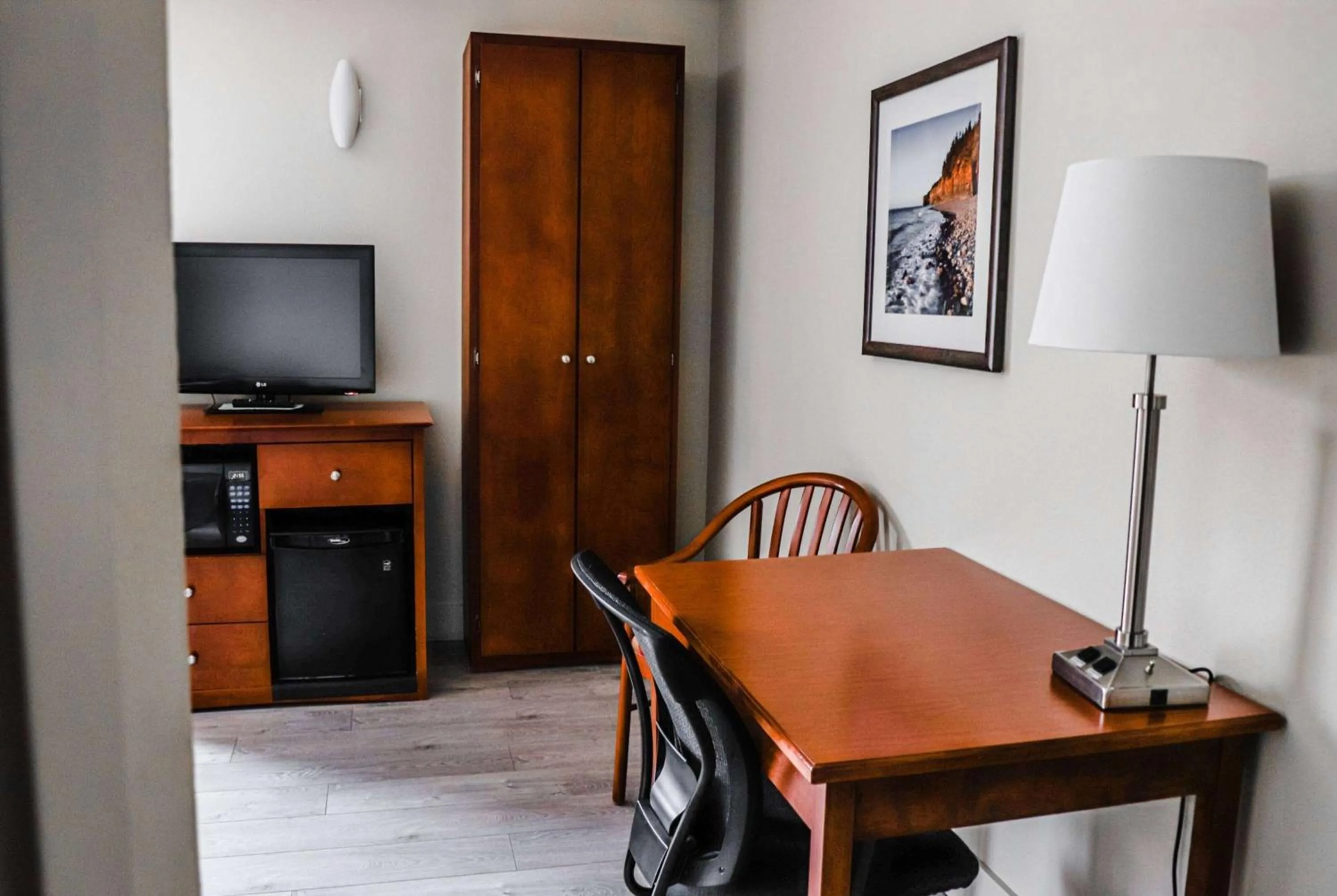 Photo of the whole room in Super 8 by Wyndham Campbellton NB