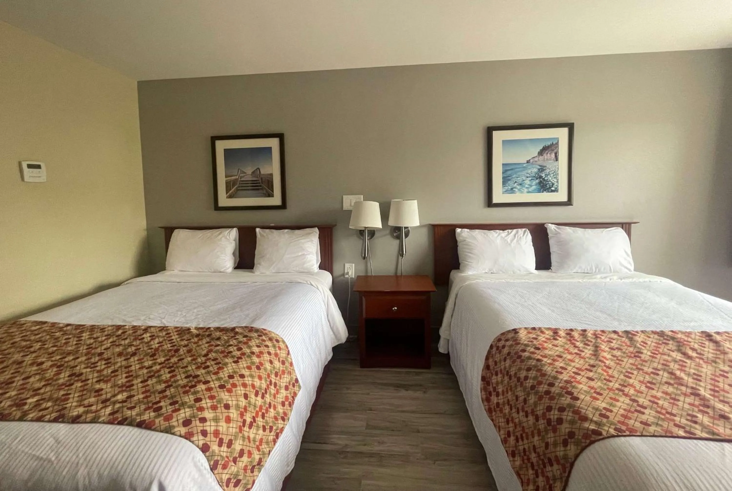 Photo of the whole room, Bed in Super 8 by Wyndham Campbellton NB