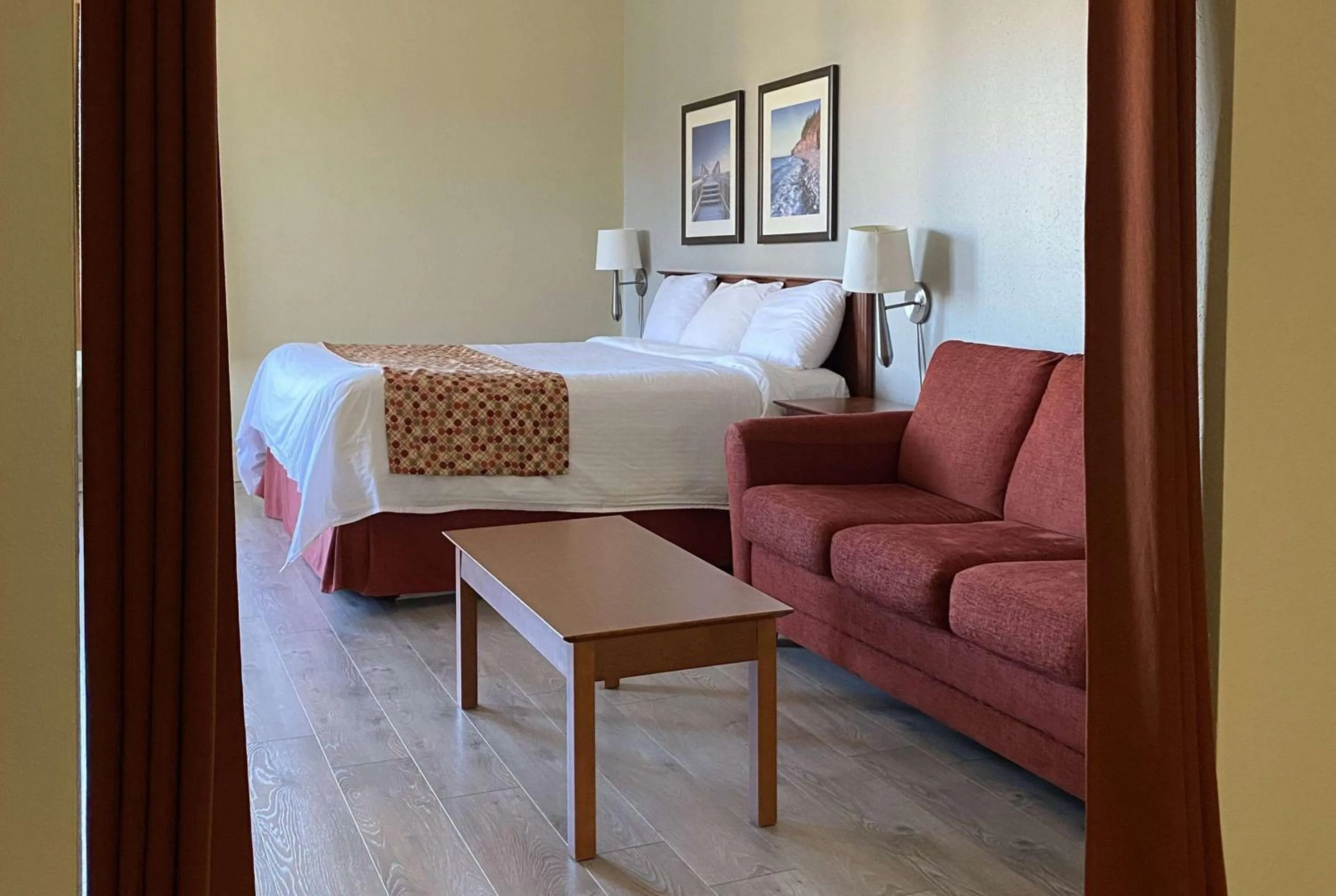 Photo of the whole room, Bed in Super 8 by Wyndham Campbellton NB