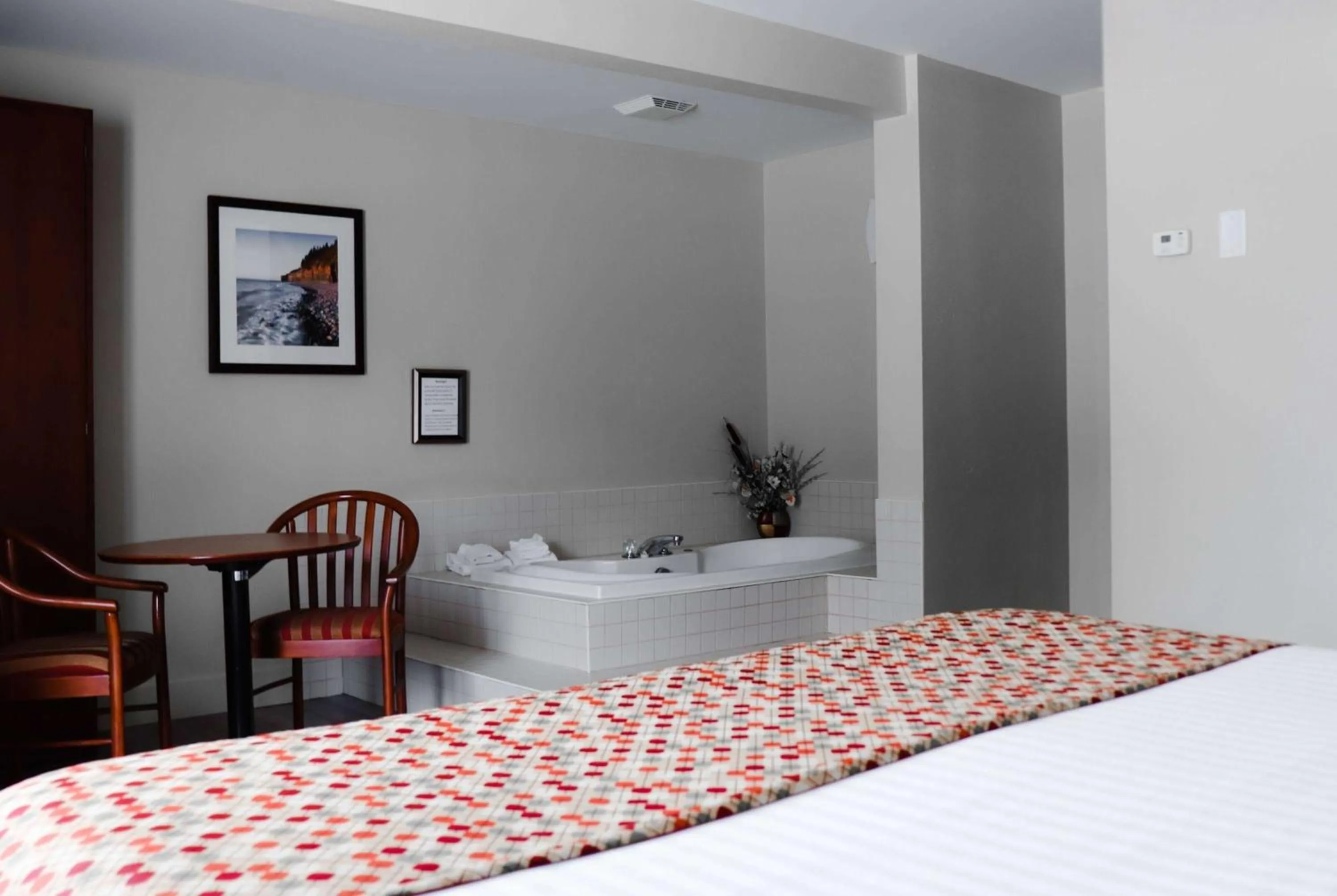 Photo of the whole room, Bed in Super 8 by Wyndham Campbellton NB