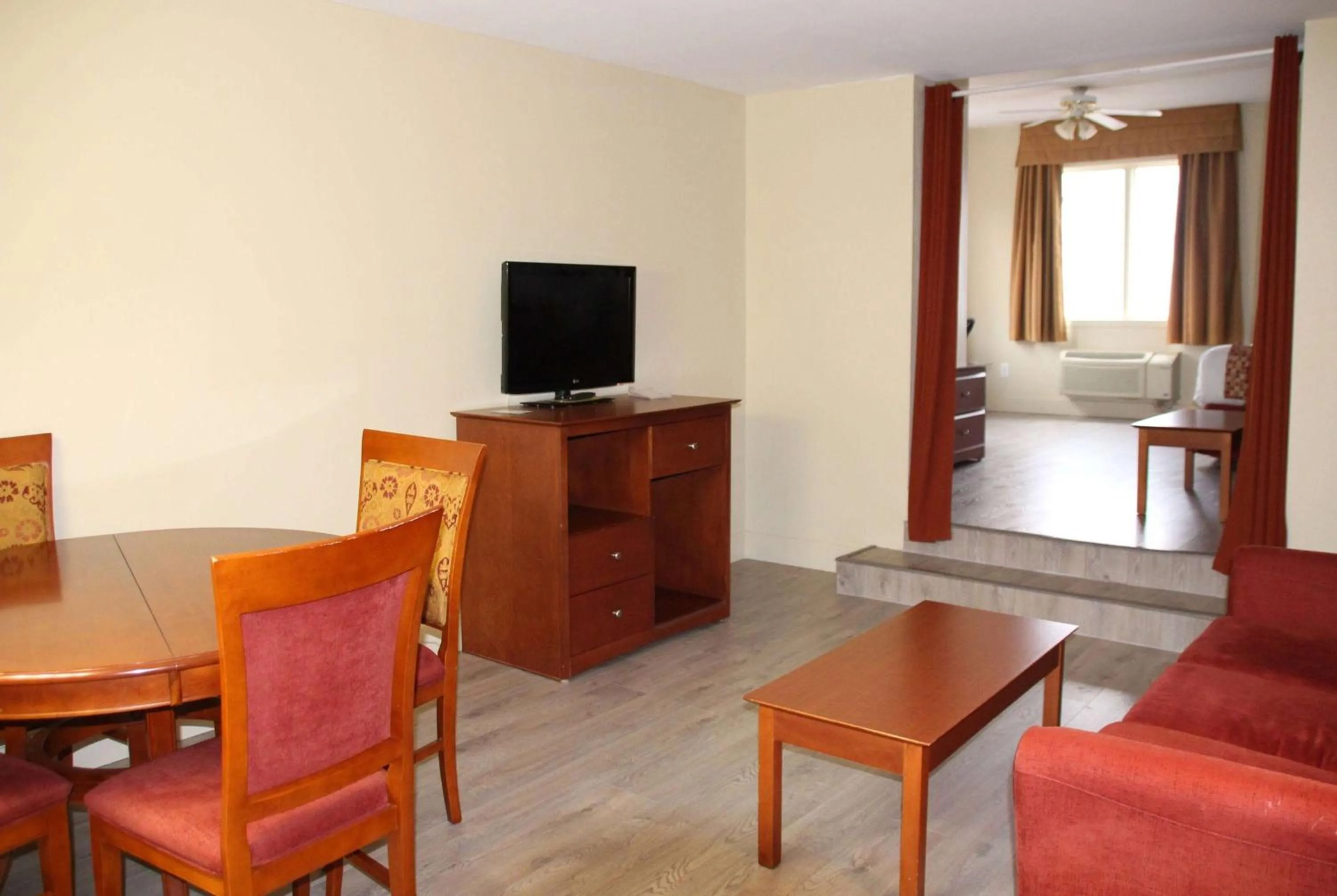 Photo of the whole room in Super 8 by Wyndham Campbellton NB