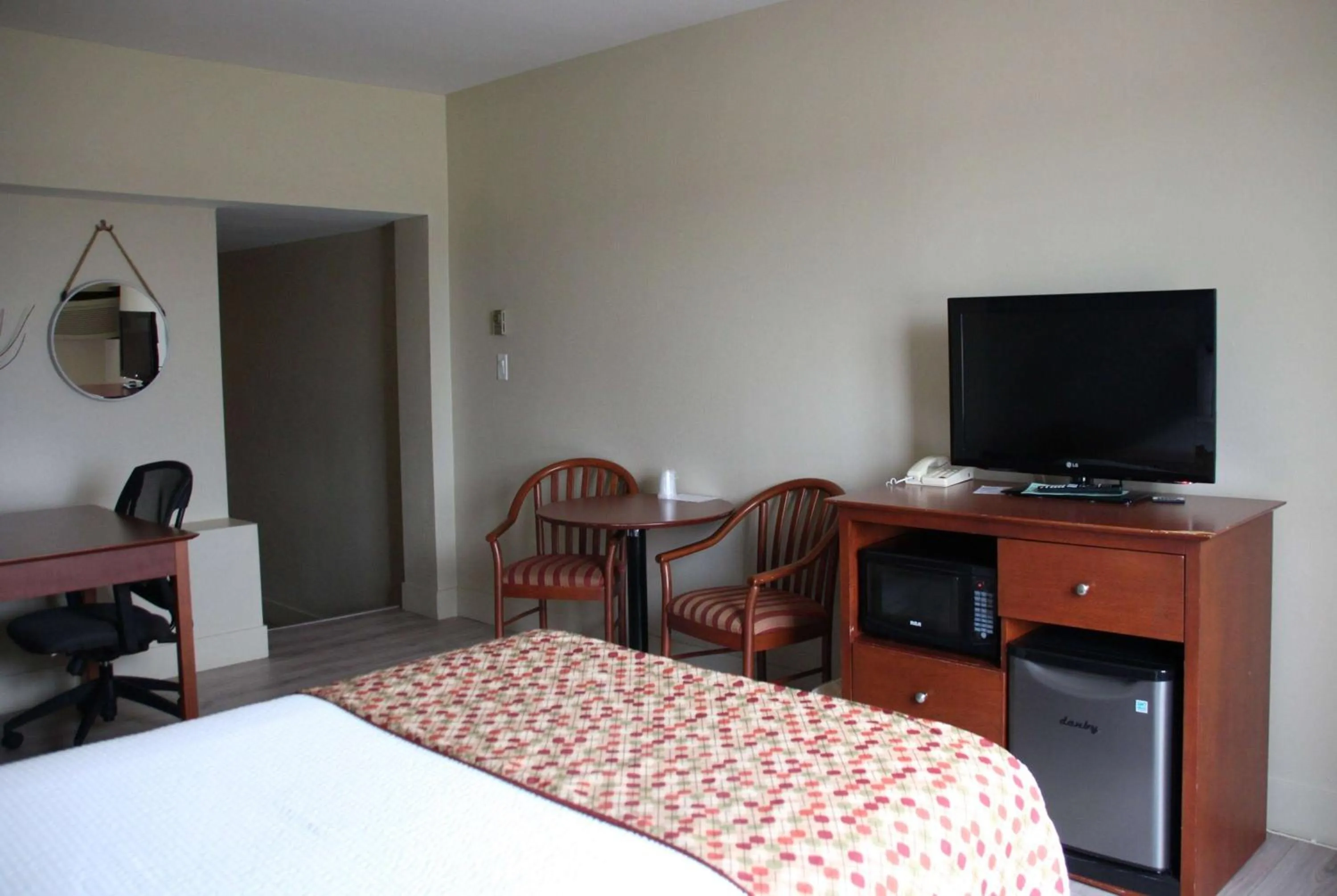 Photo of the whole room, Bed in Super 8 by Wyndham Campbellton NB