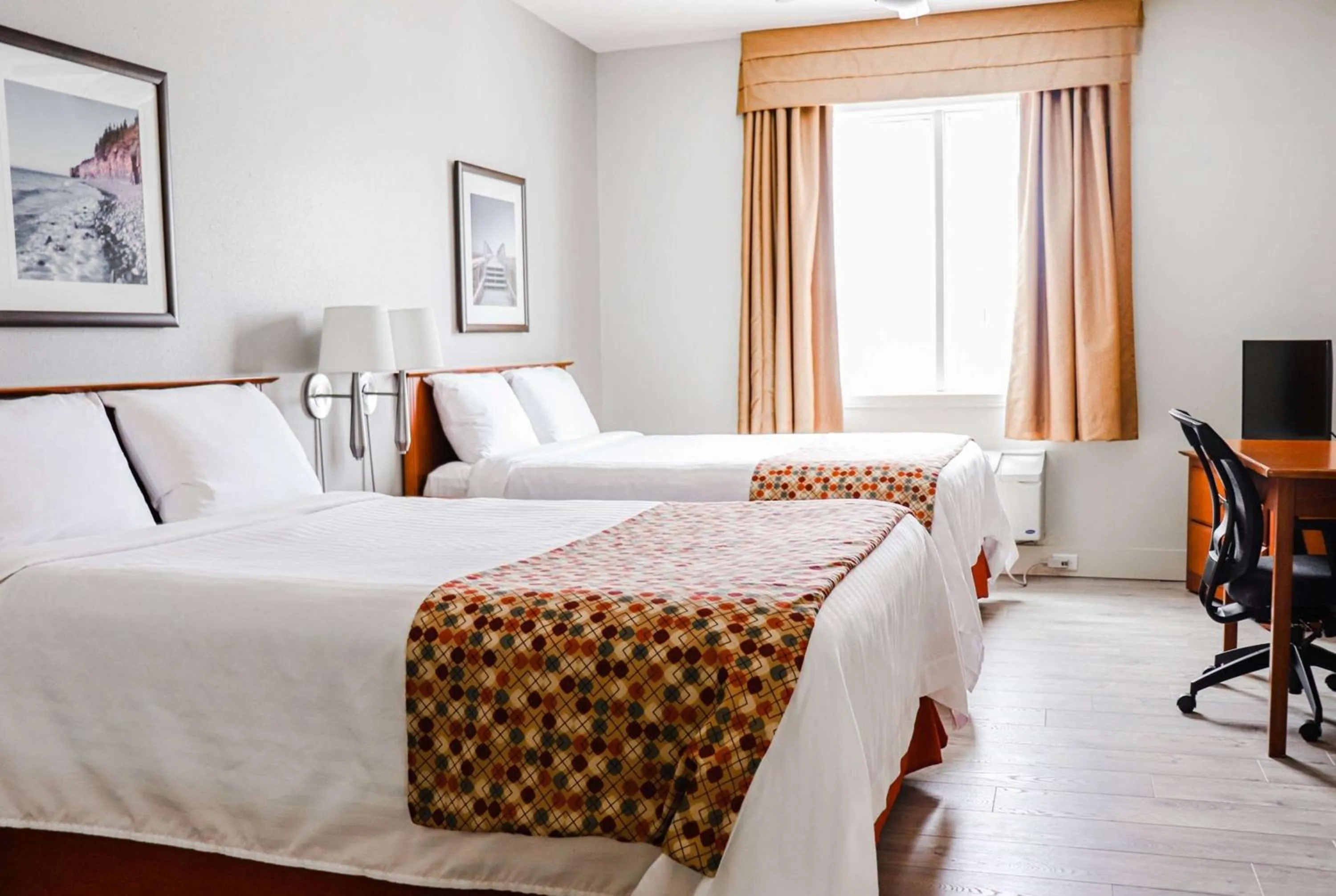 Photo of the whole room, Bed in Super 8 by Wyndham Campbellton NB