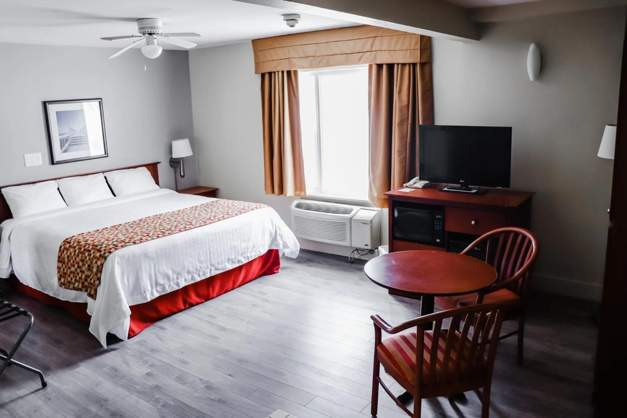 Photo of the whole room, Bed in Super 8 by Wyndham Campbellton NB