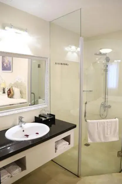 Deluxe Triple Room with Ocean View in Tuyet Son Hotel (TS Ocean Hotel) Deluxe Triple Room with Ocean View in Tuyet Son Hotel (TS Ocean Hotel)