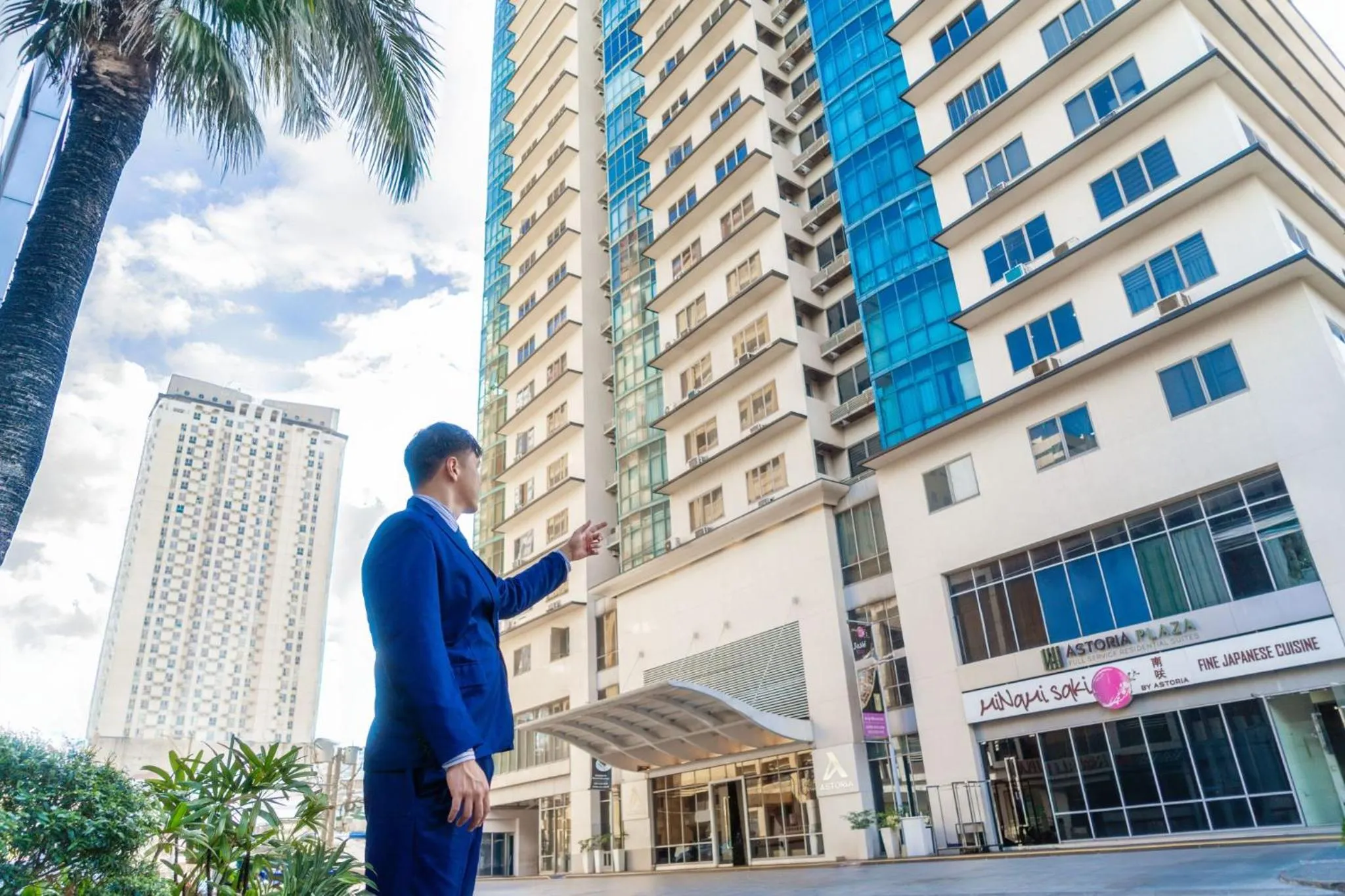 Facade/entrance in Astoria Plaza