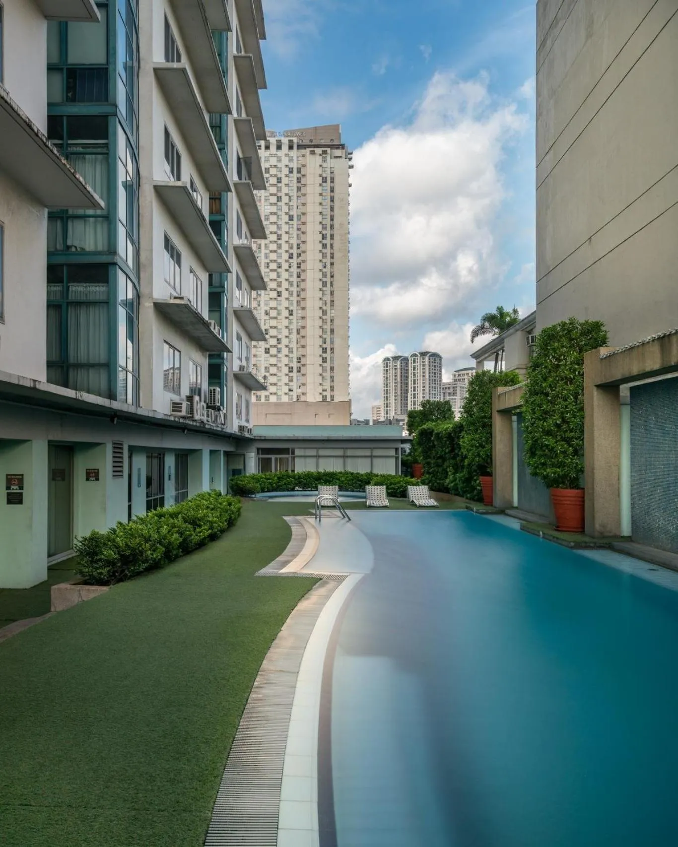 Swimming pool in Astoria Plaza