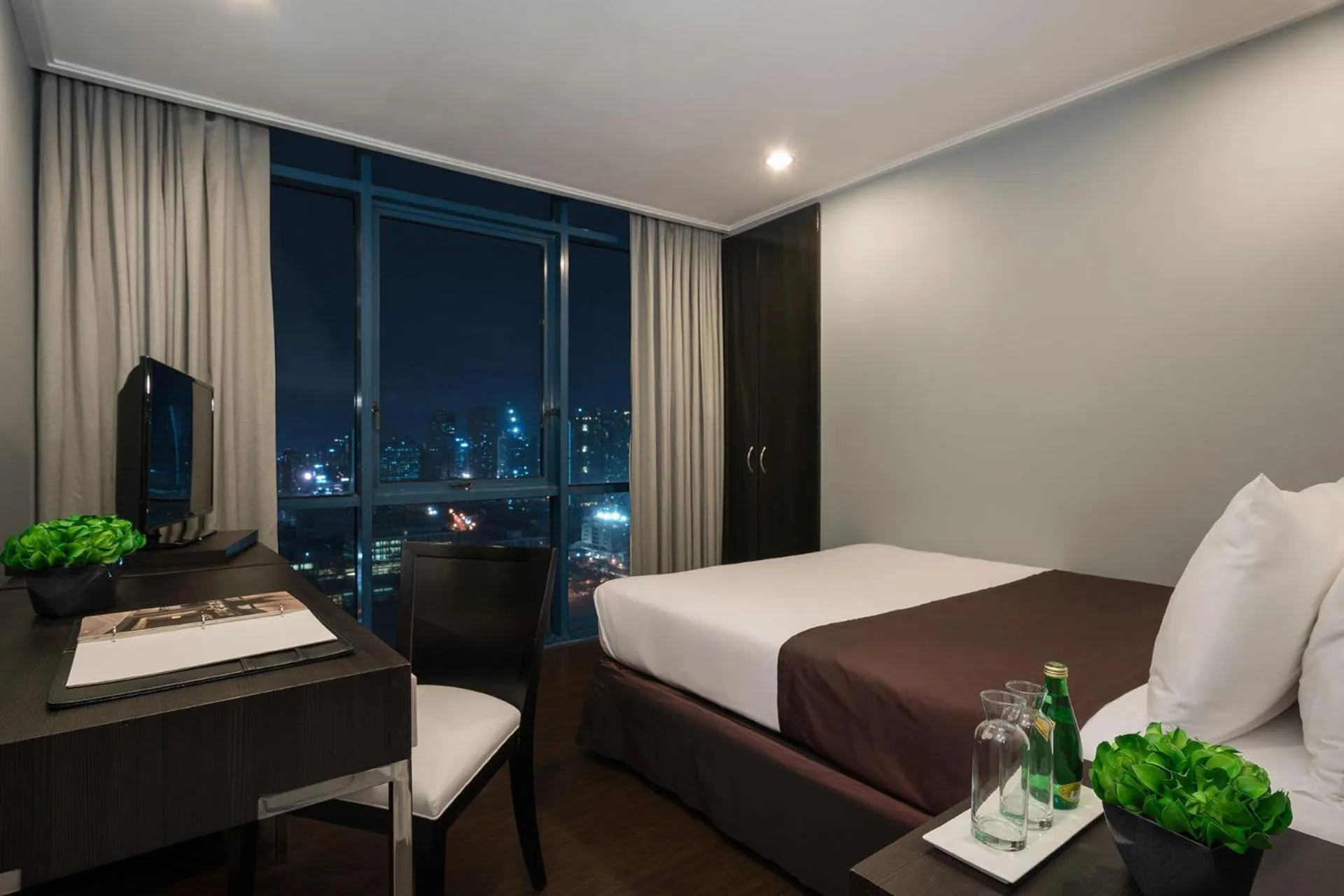 Bedroom, Bed in Astoria Plaza