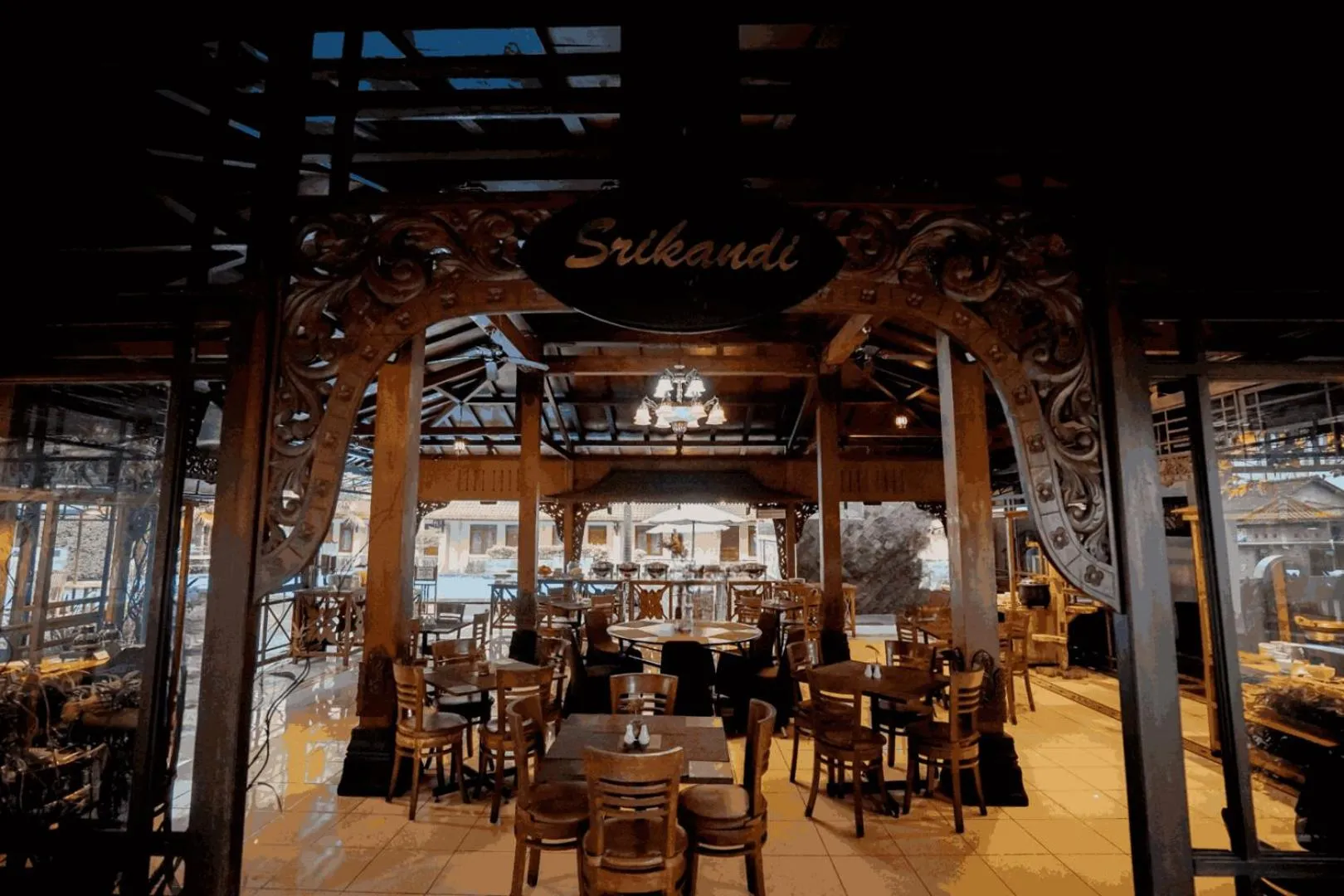 Restaurant/places to eat in Cakra Kembang Hotel