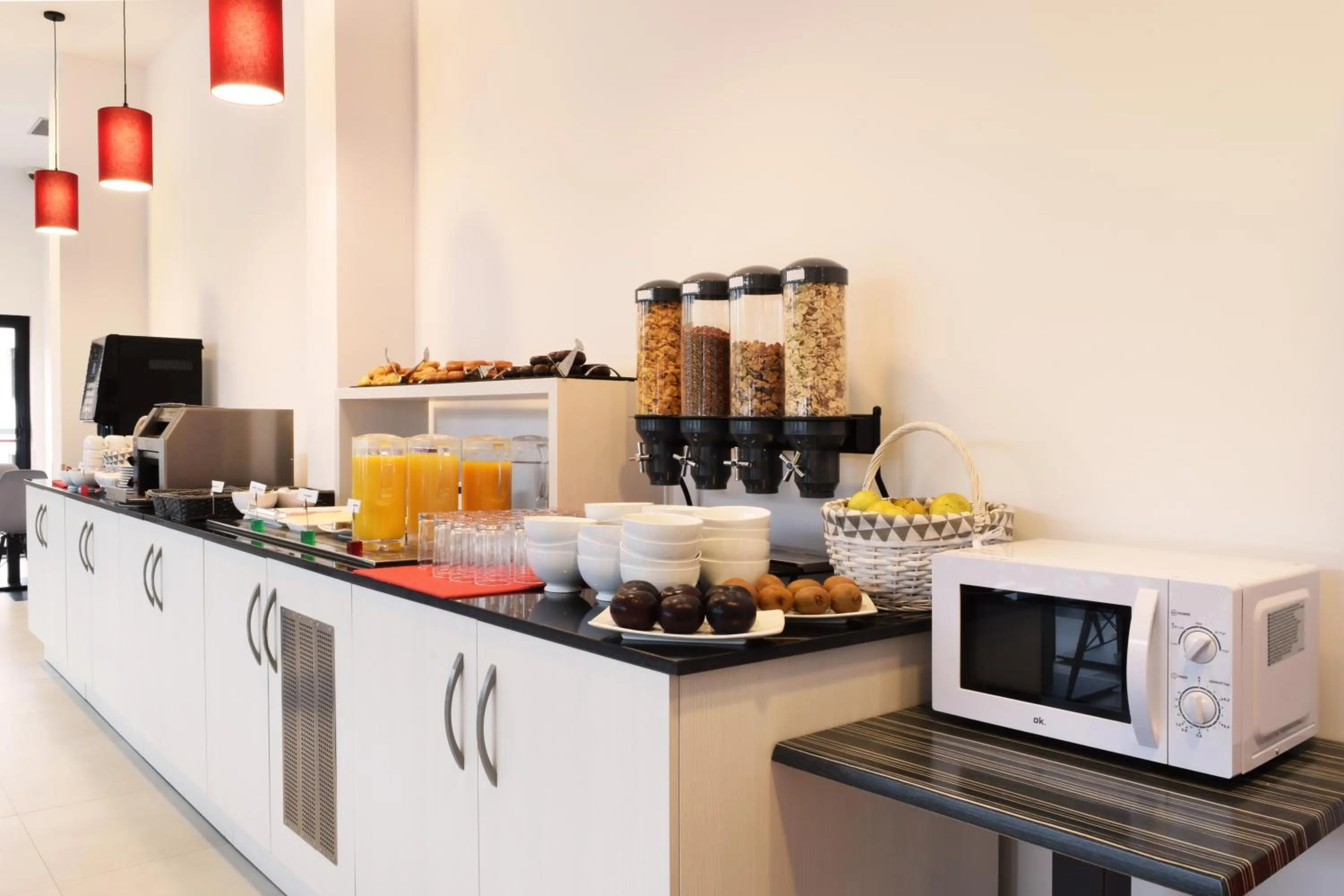 Coffee/tea facilities in Hotel New Bilbao Airport