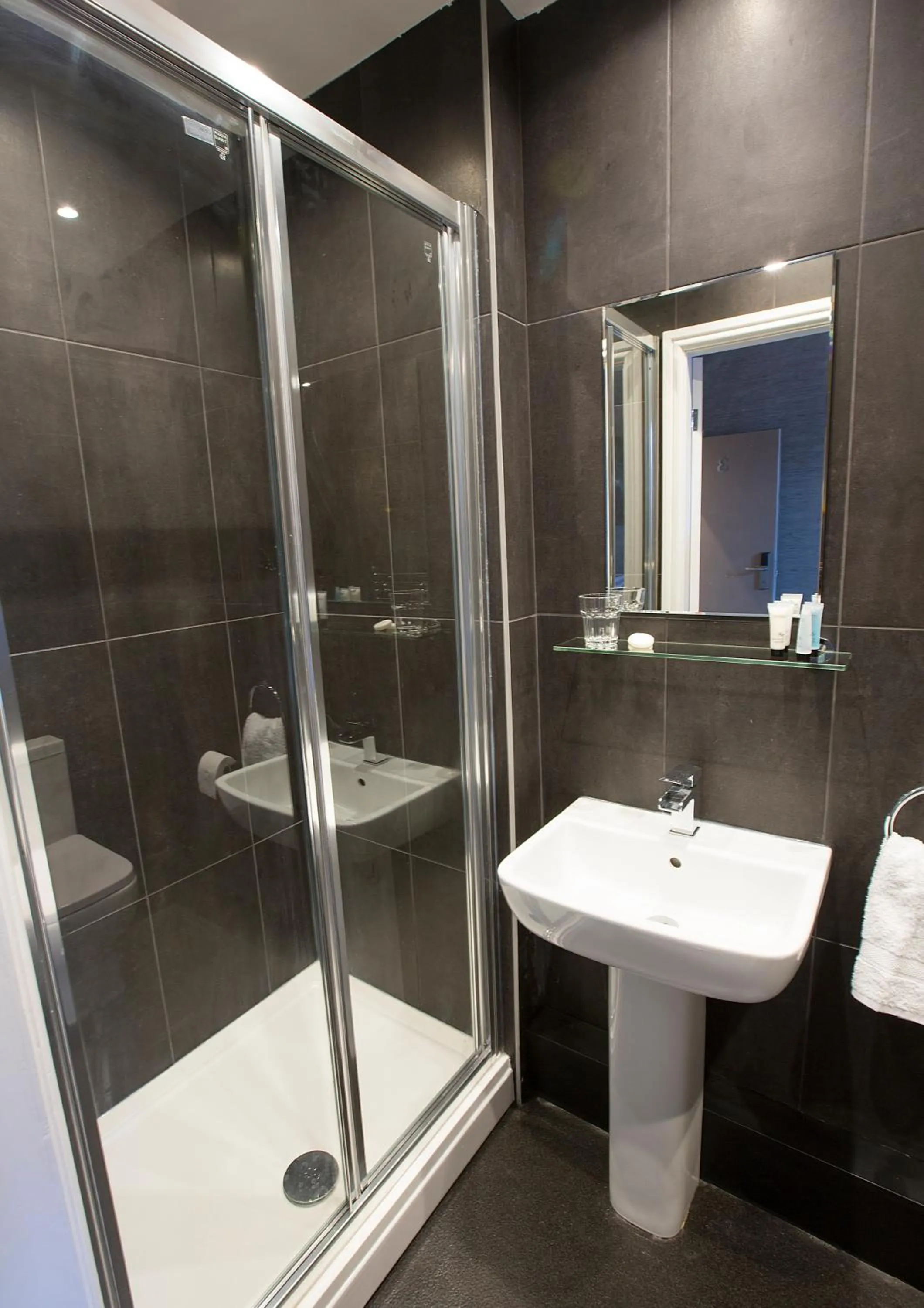 Shower in Arthur's Bar & Accommodation