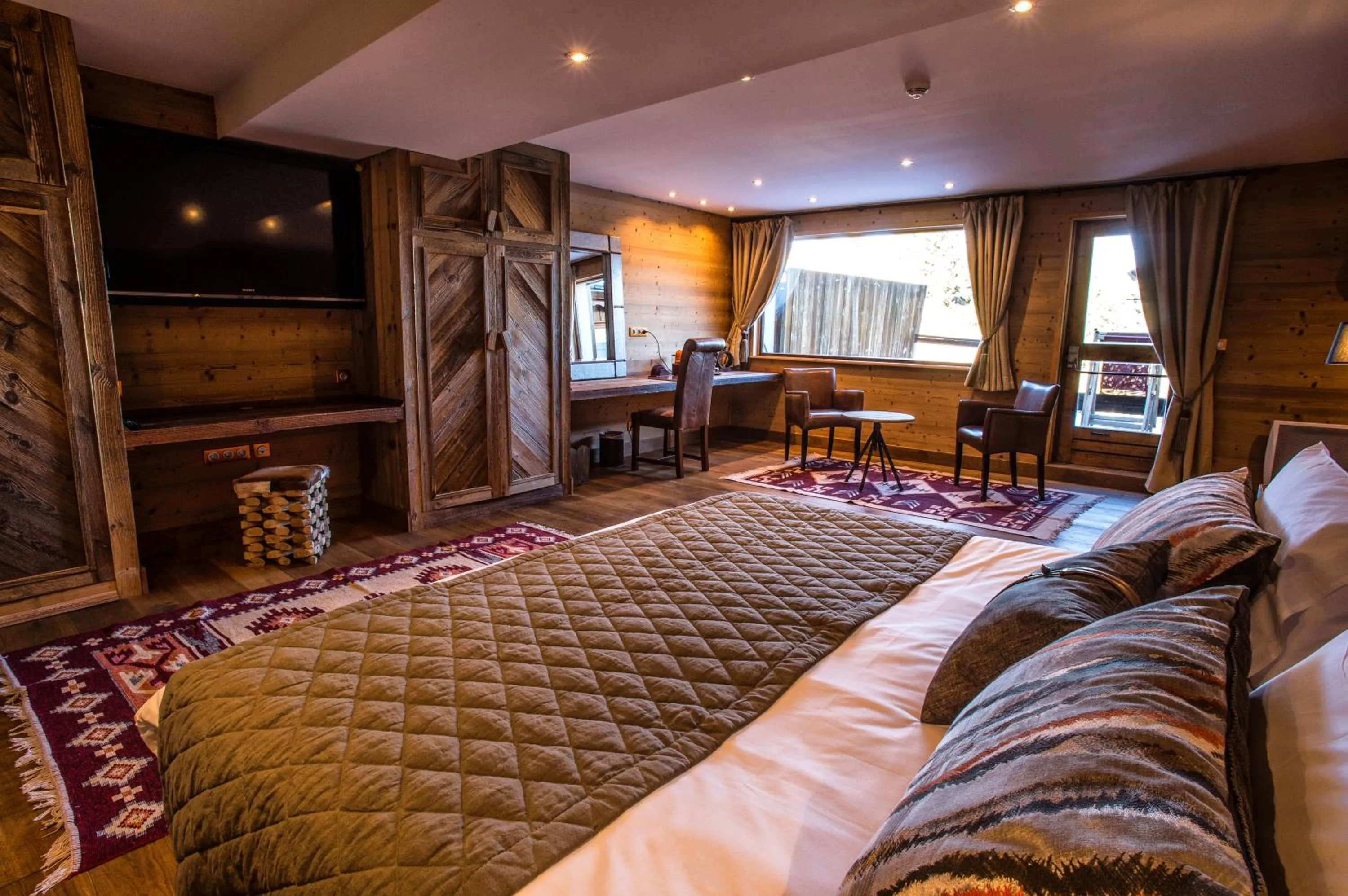 Photo of the whole room, Bed in Hôtel Courcheneige