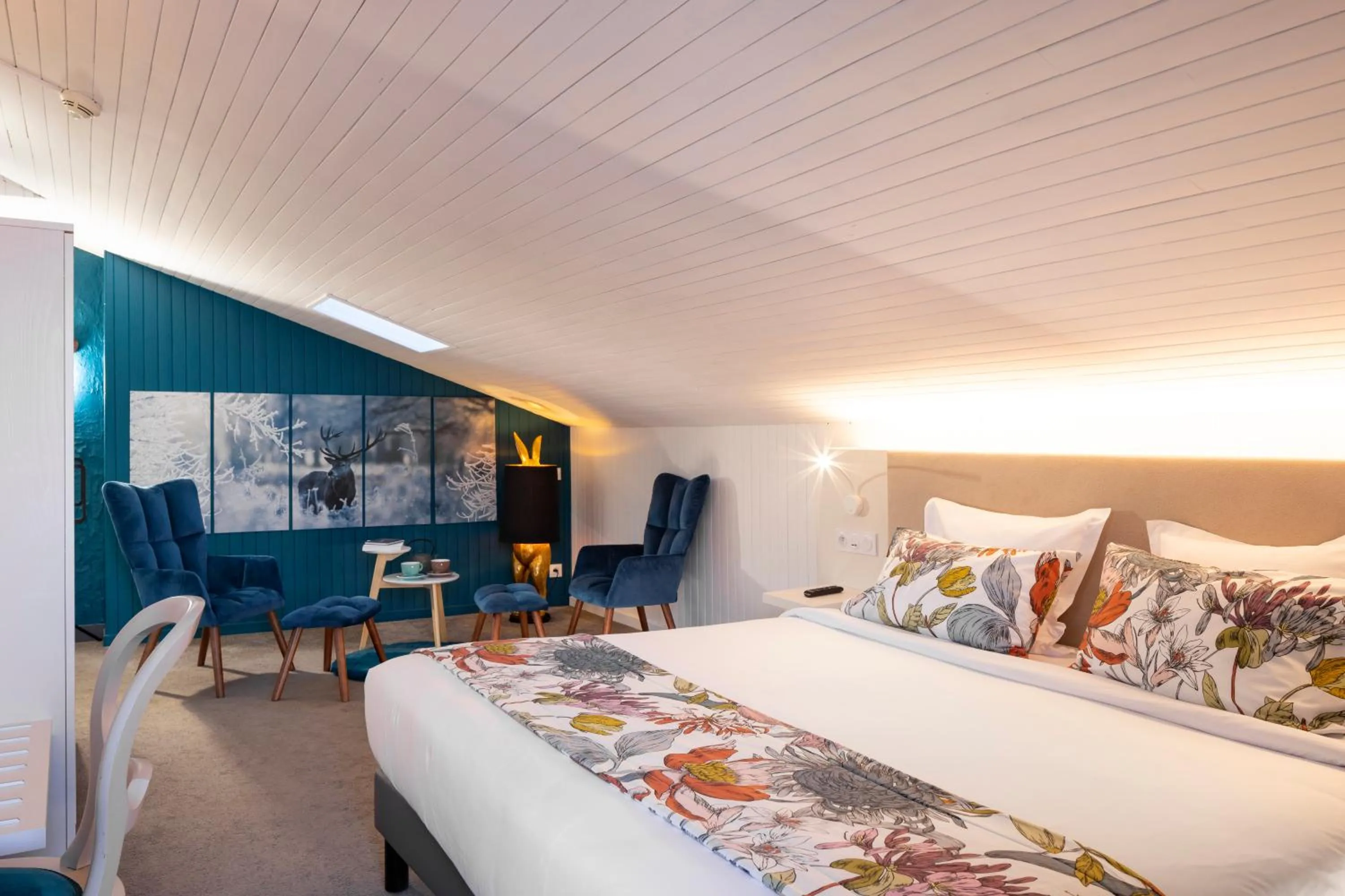 Photo of the whole room, Bed in Hôtel Courcheneige