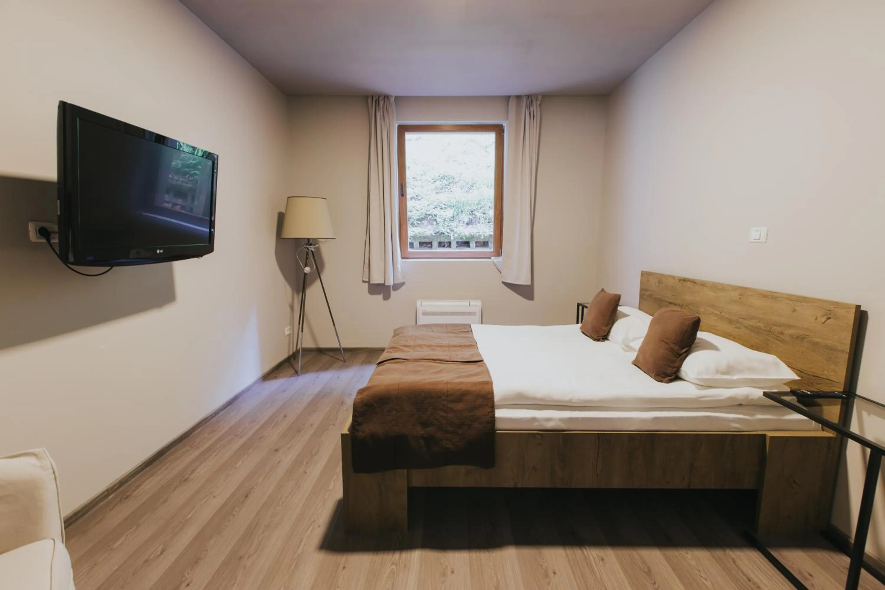 Photo of the whole room, Bed in Arsenal Park Transilvania