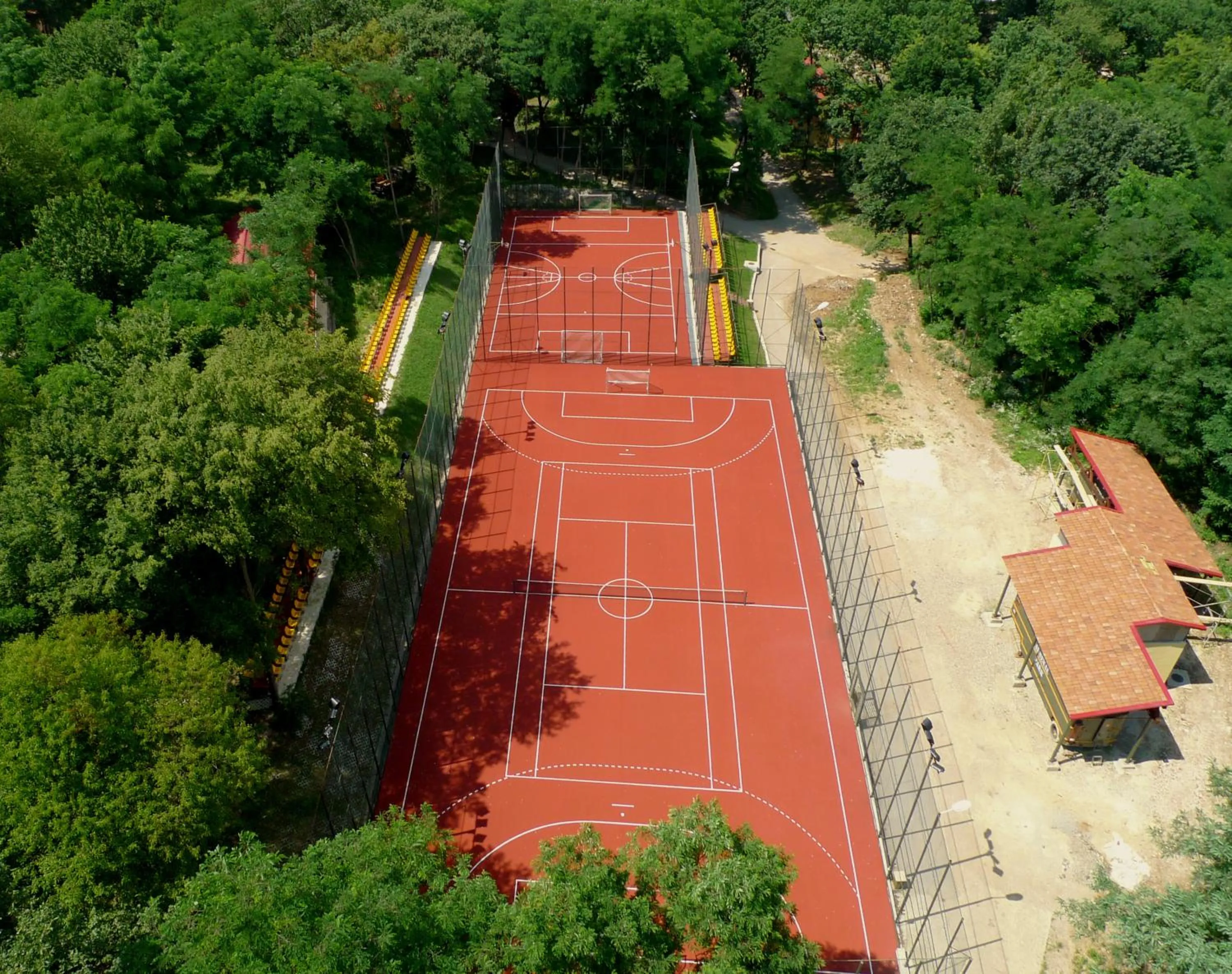 Tennis court in Arsenal Park Transilvania