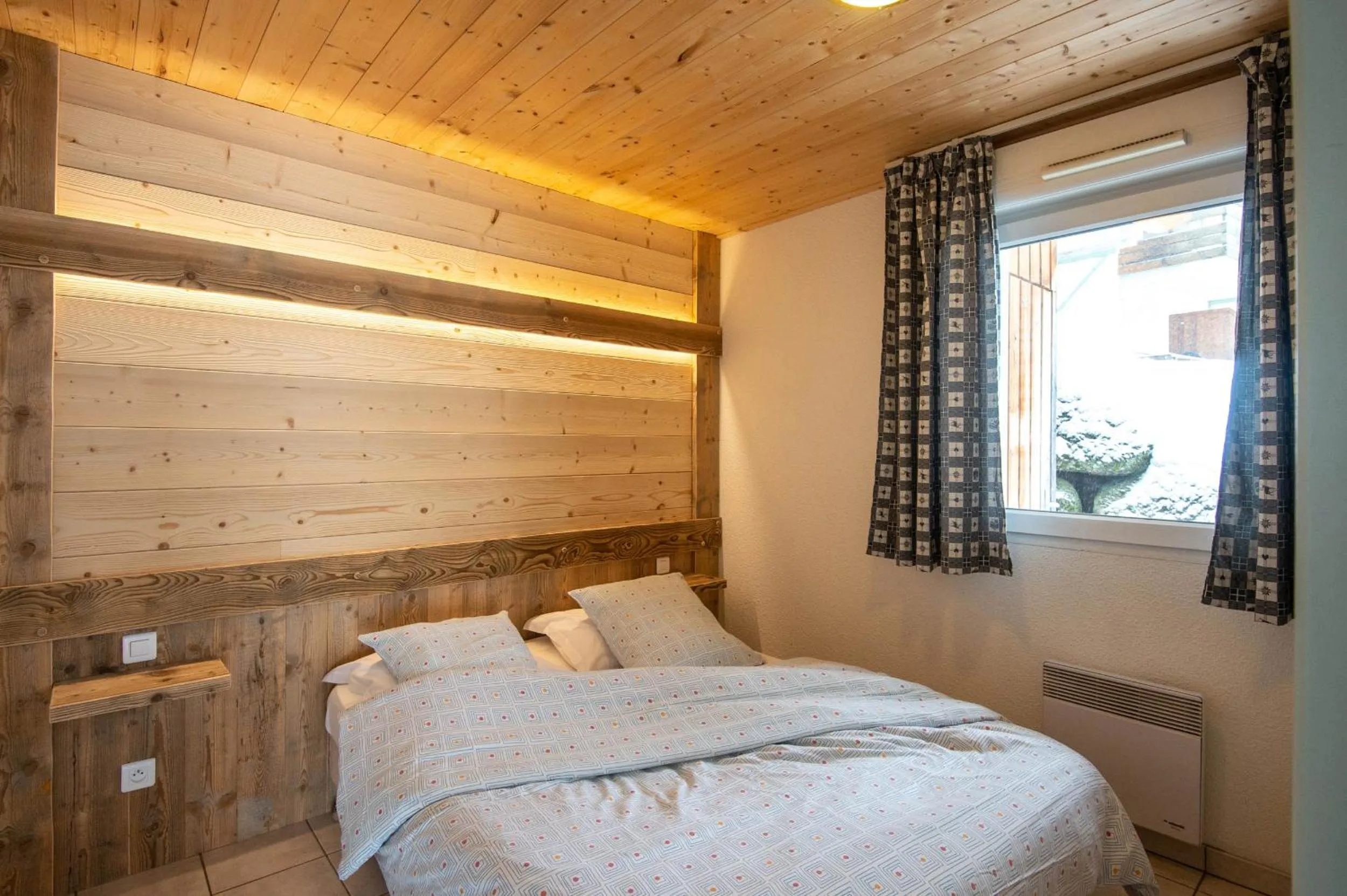 Bedroom, Bed in Les Adrets