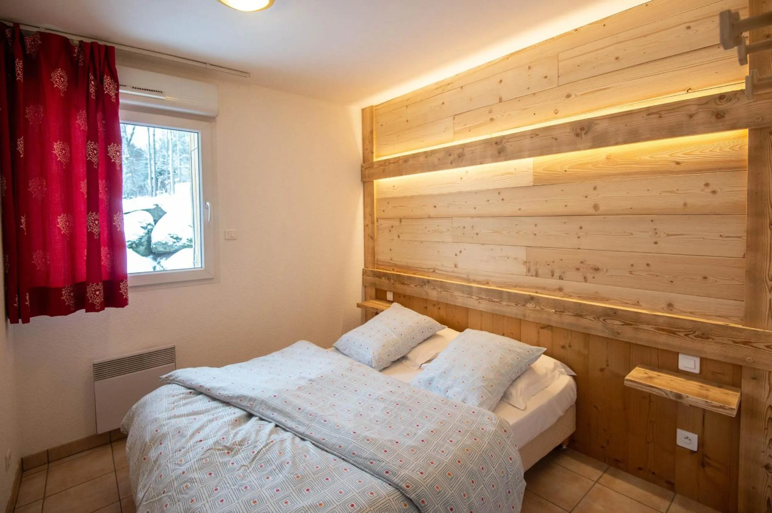 Bedroom, Bed in Les Adrets