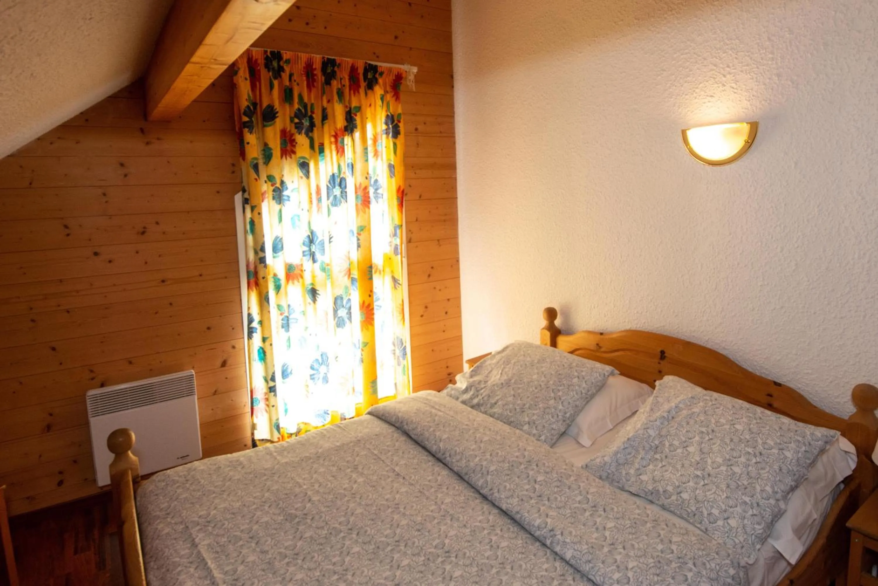 Bedroom, Bed in Les Adrets