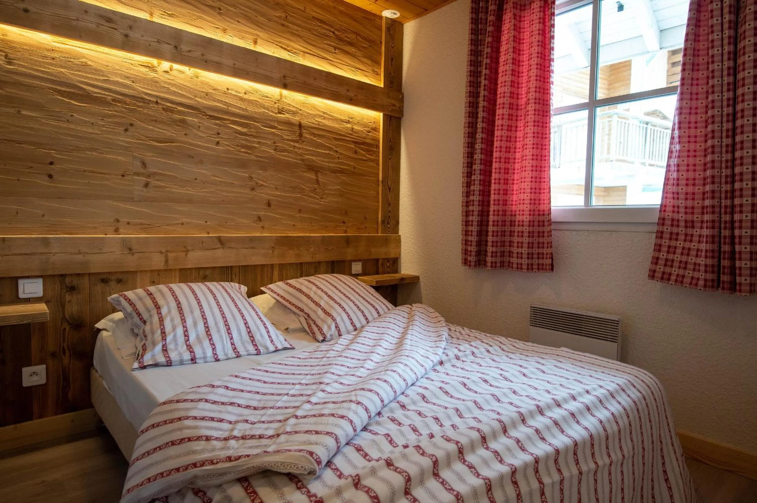 Bedroom, Bed in Les Adrets