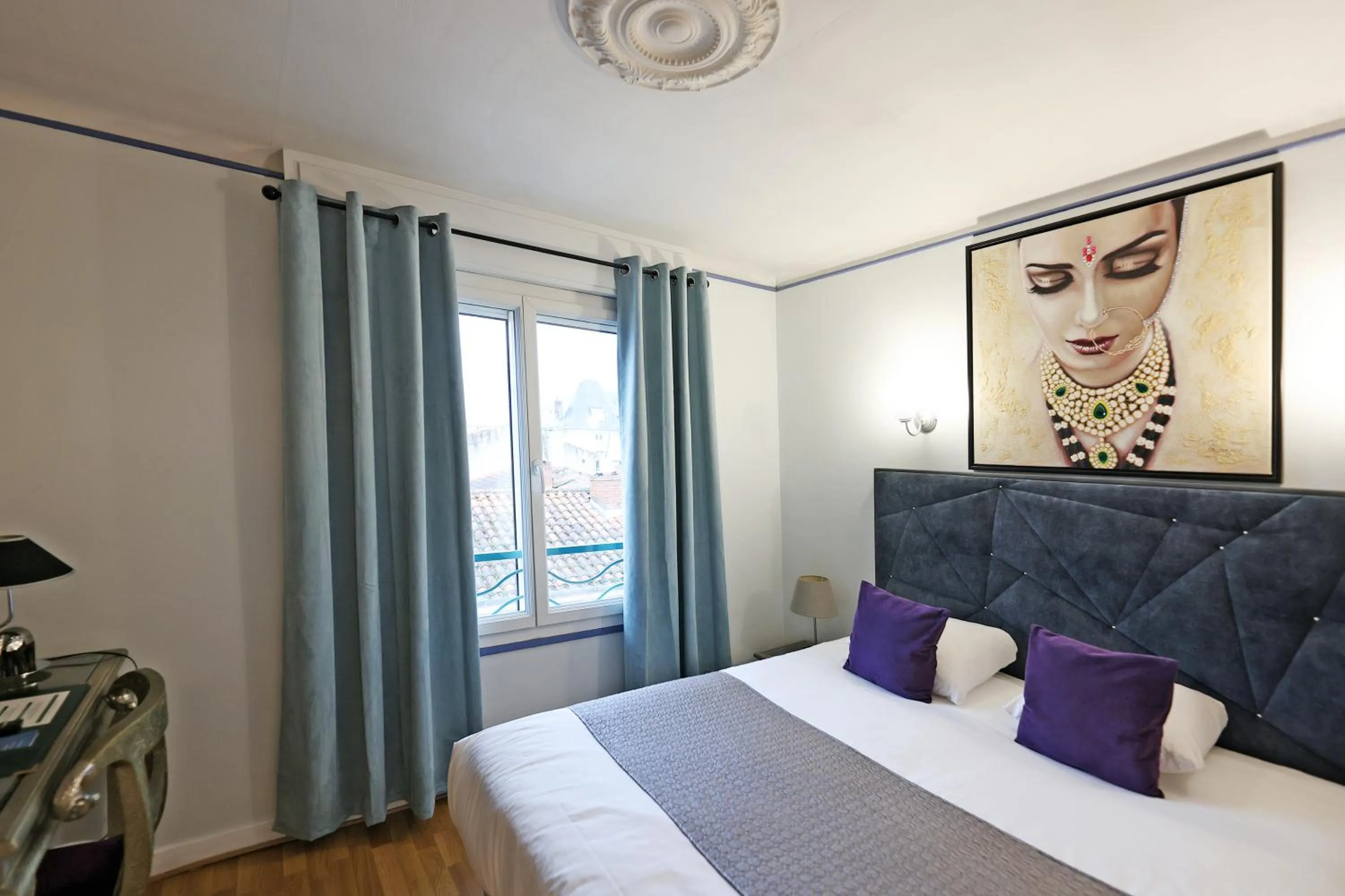 Bed in Hotel Les Pasteliers