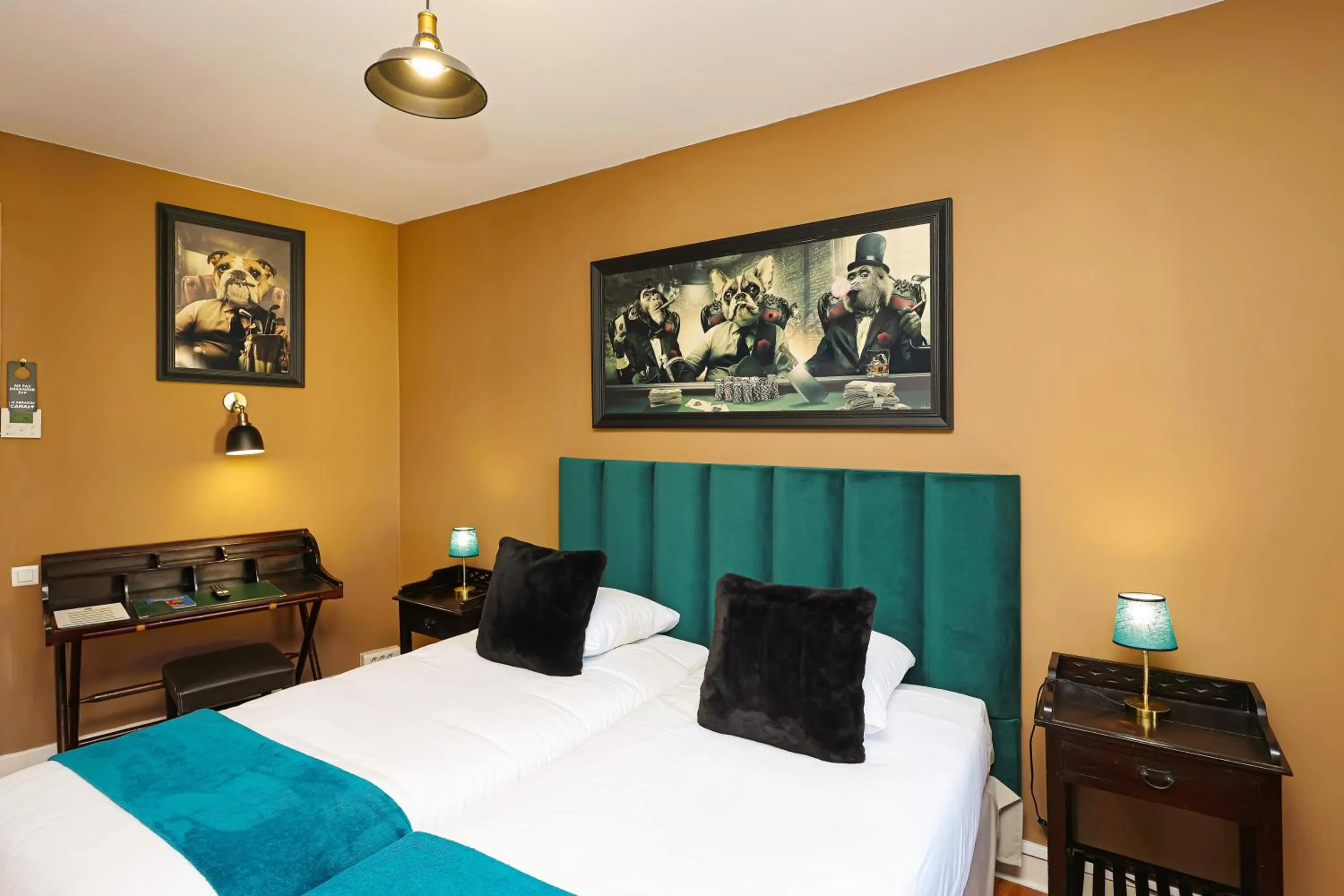 Bed in Charming Hôtel - Les Pasteliers