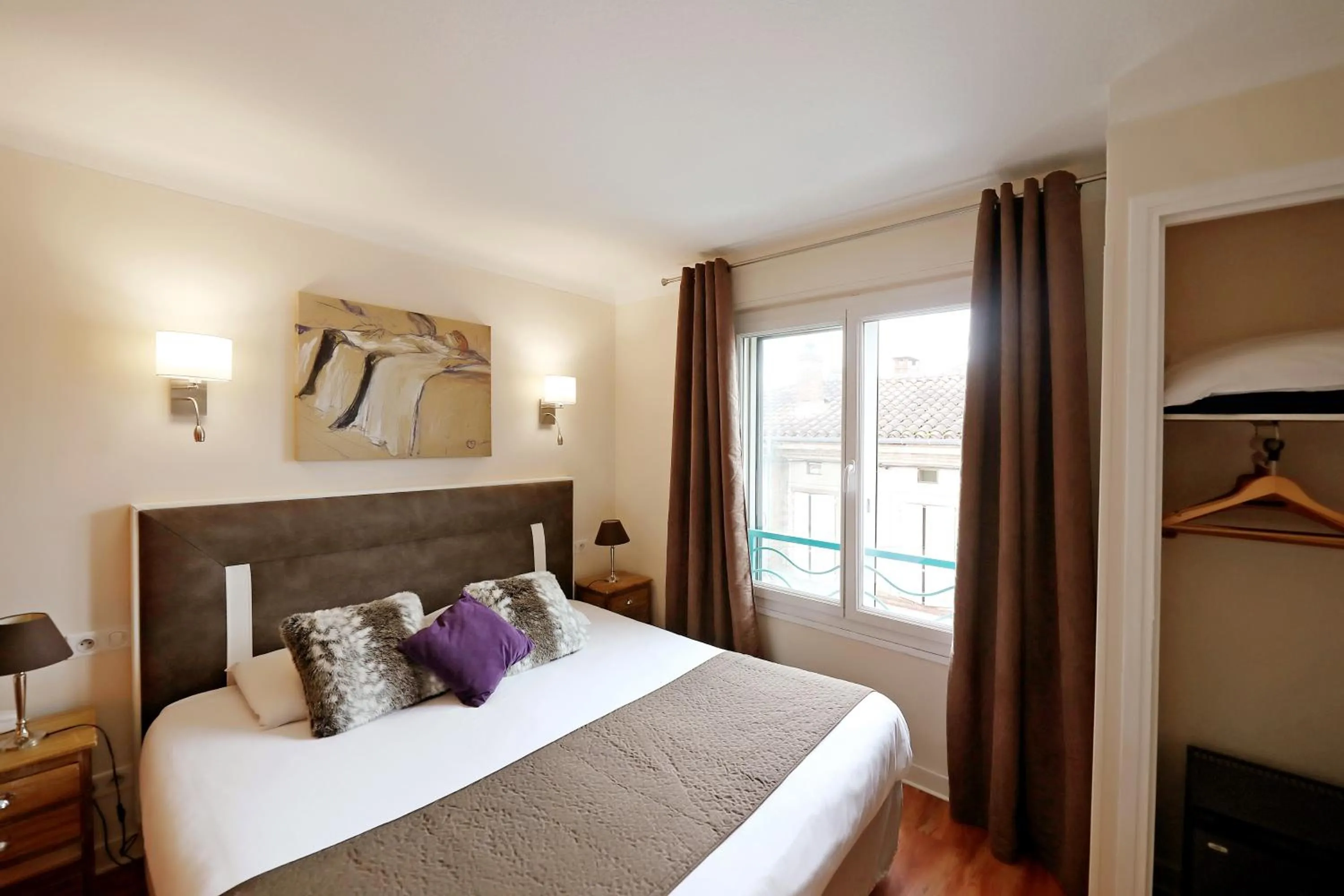 Bed in Hotel Les Pasteliers