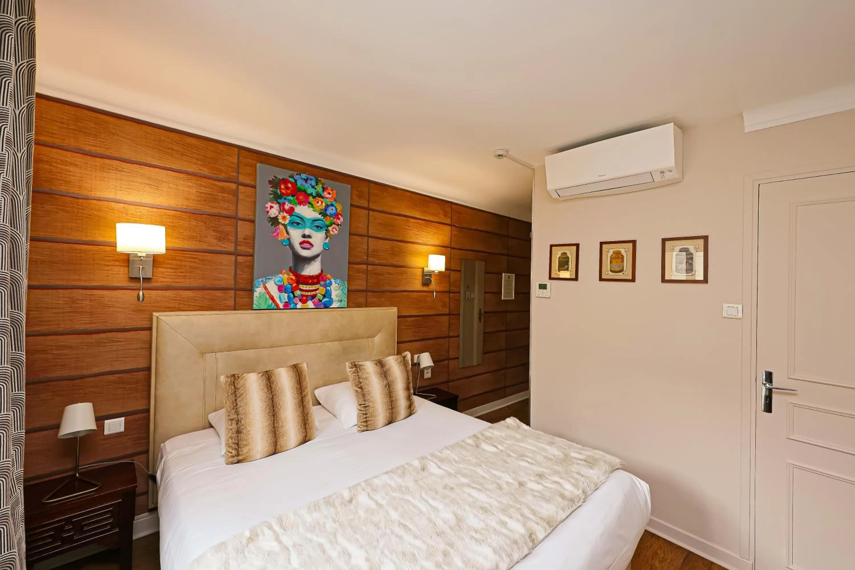 Bed in Hotel Les Pasteliers