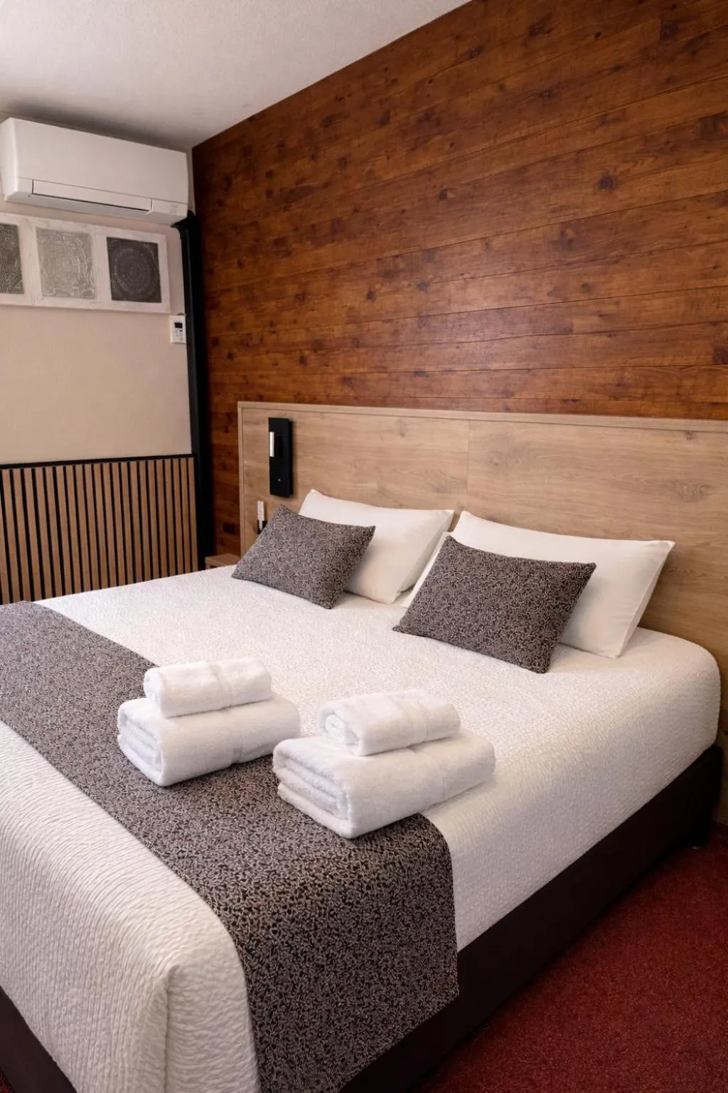 Bed in Logis Hotel Le Lac