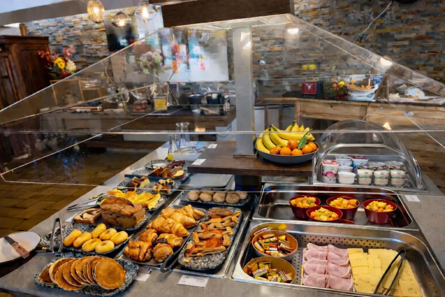 Buffet breakfast in Logis Hotel Le Lac