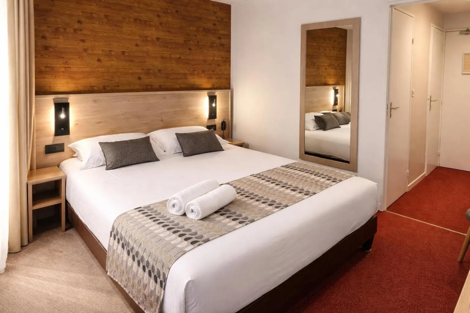 Bed in Logis Hotel Le Lac