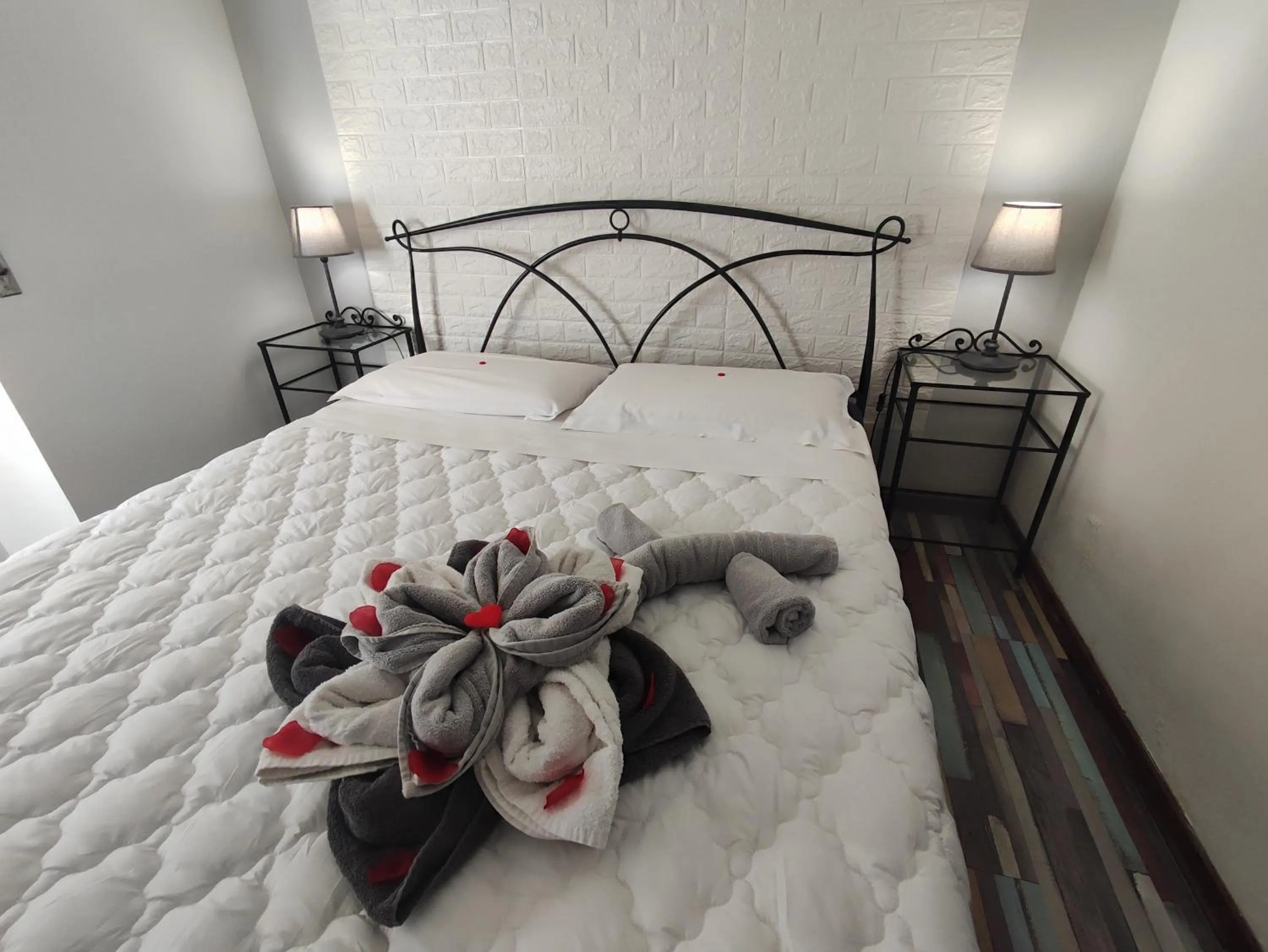 Bedroom in RomAmoR Suite