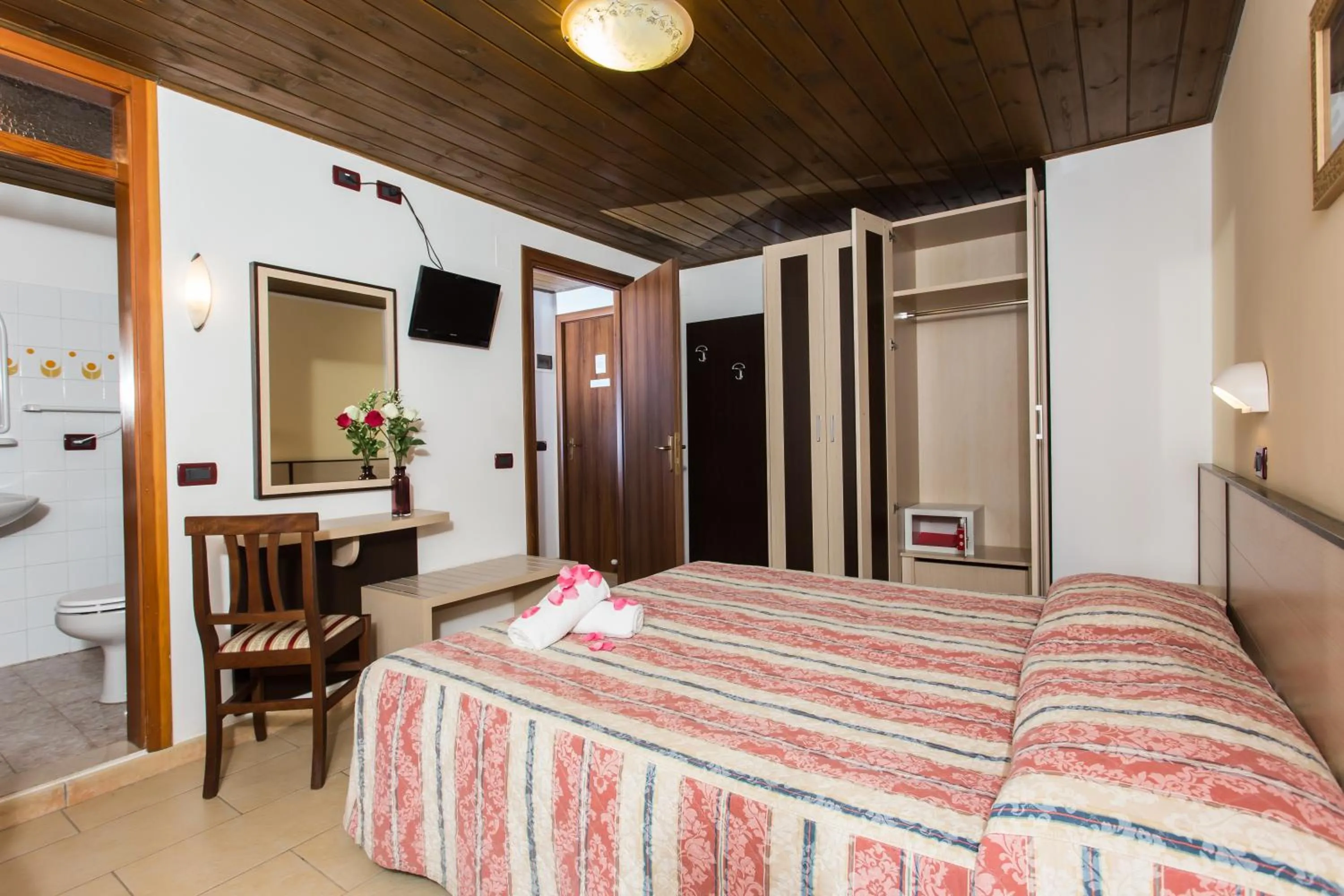 Bedroom, Bed in Hotel Zodiaco & Spa