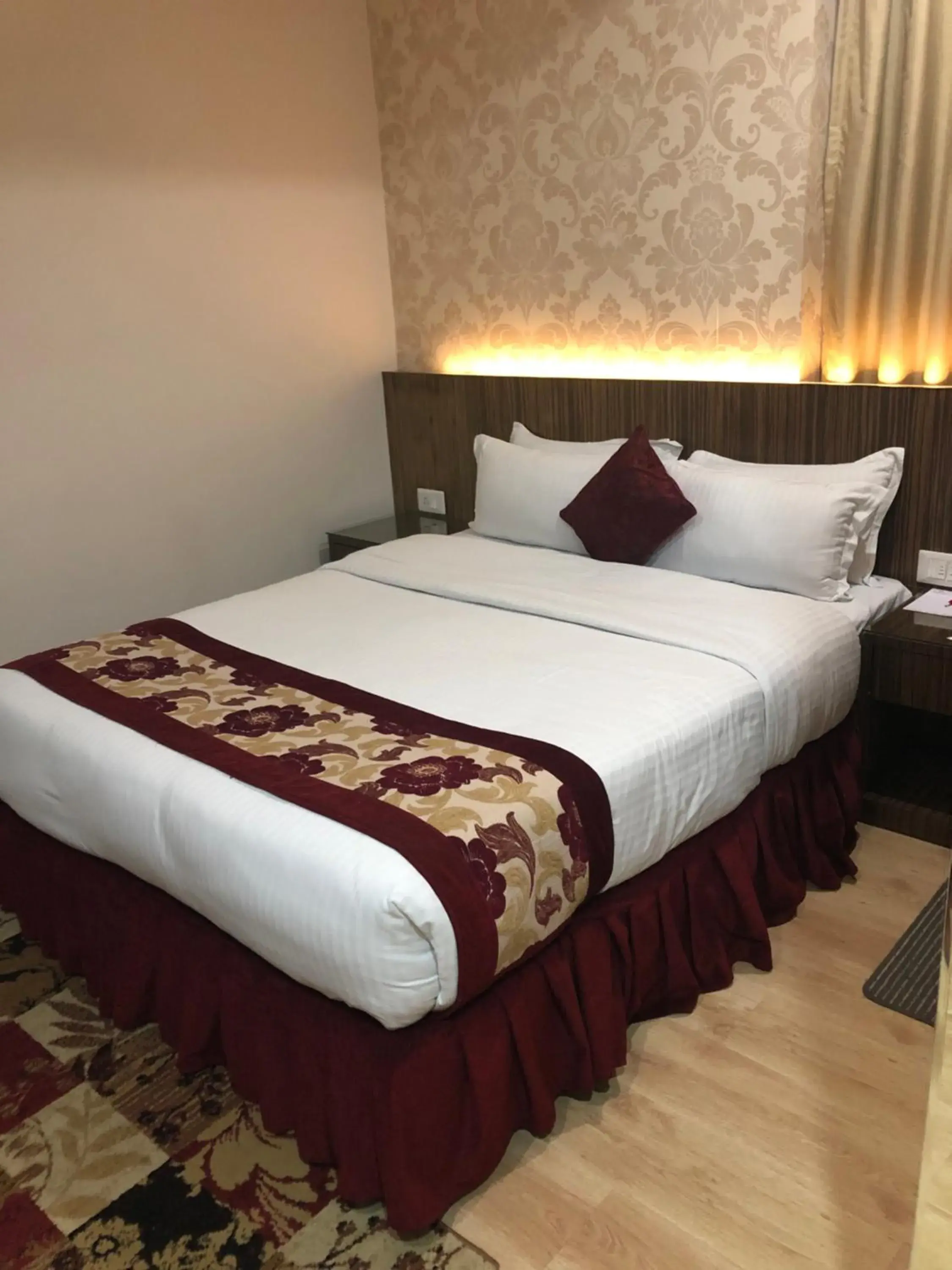 Deluxe Queen Room in Hotel Harrison Palace Deluxe Queen Room in Hotel Harrison Palace