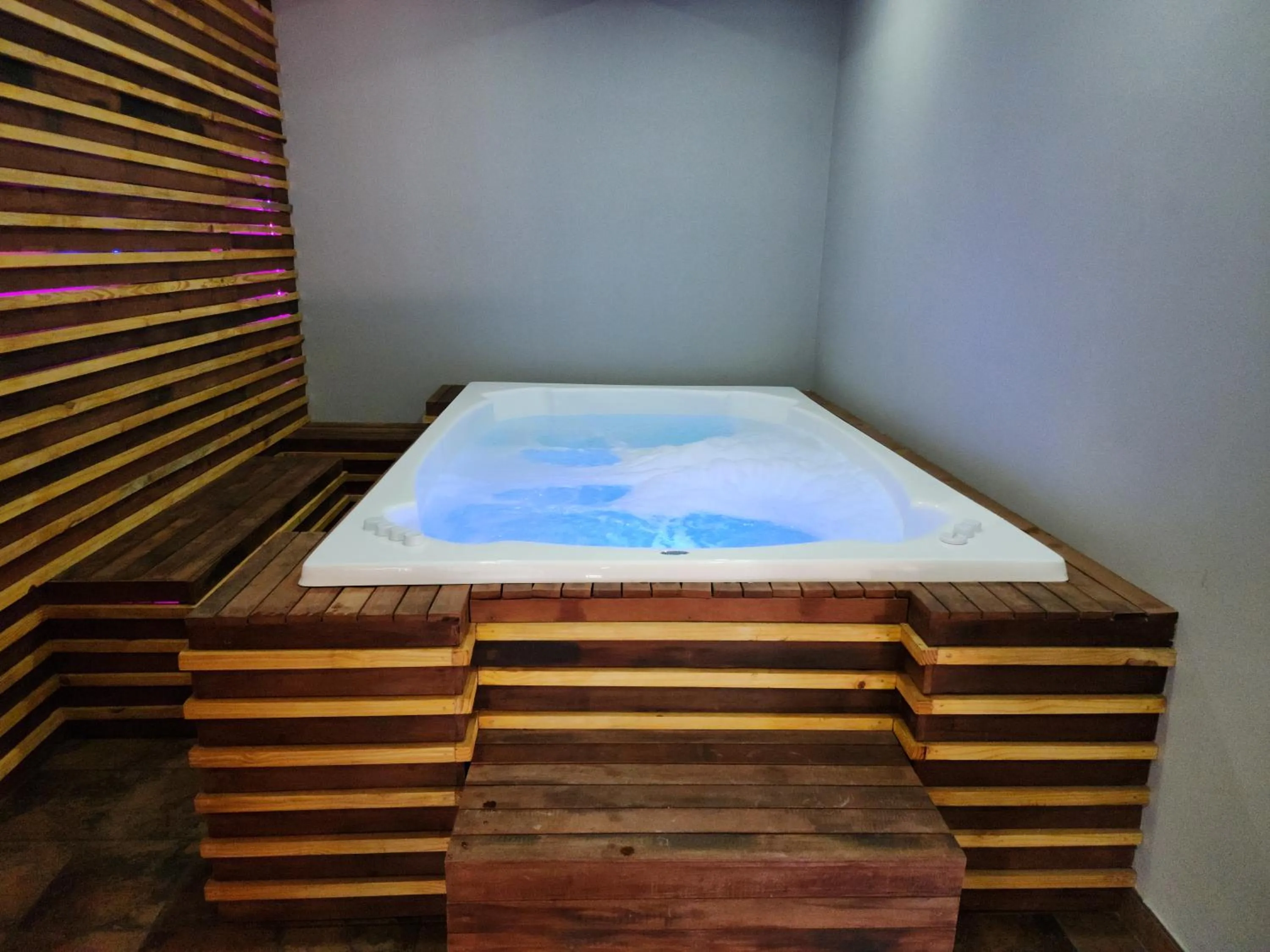 Hot Tub in Goodnight Guest Lodge