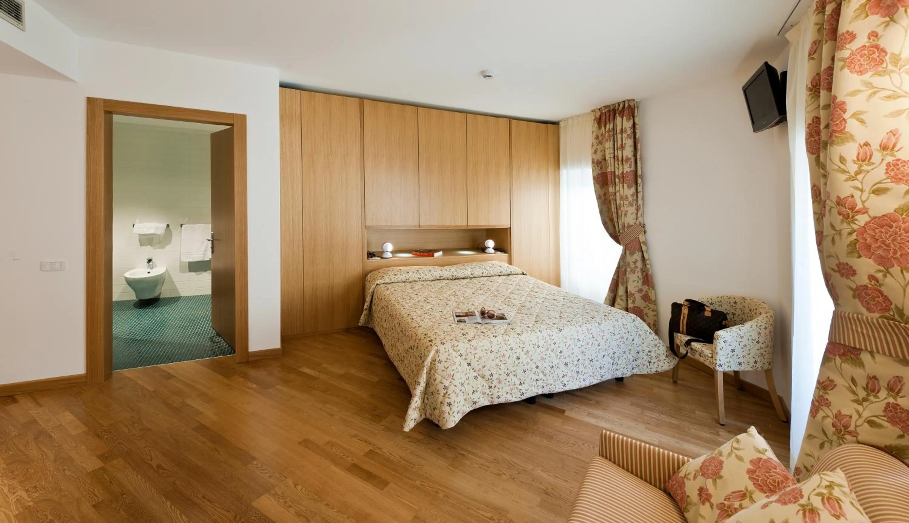 Photo of the whole room, Bed in Hotel Romanda