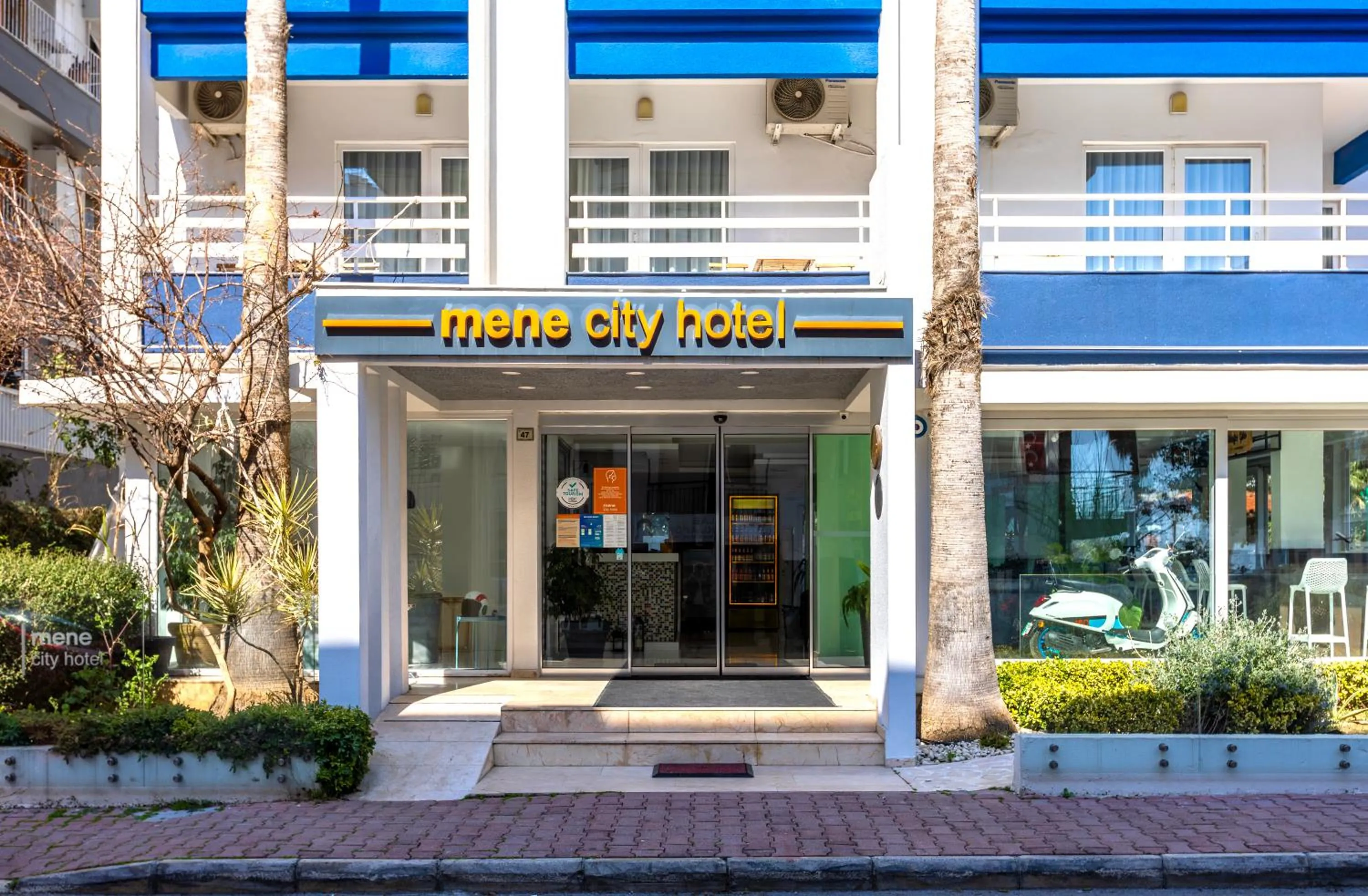 Facade/entrance in Mene City Hotel