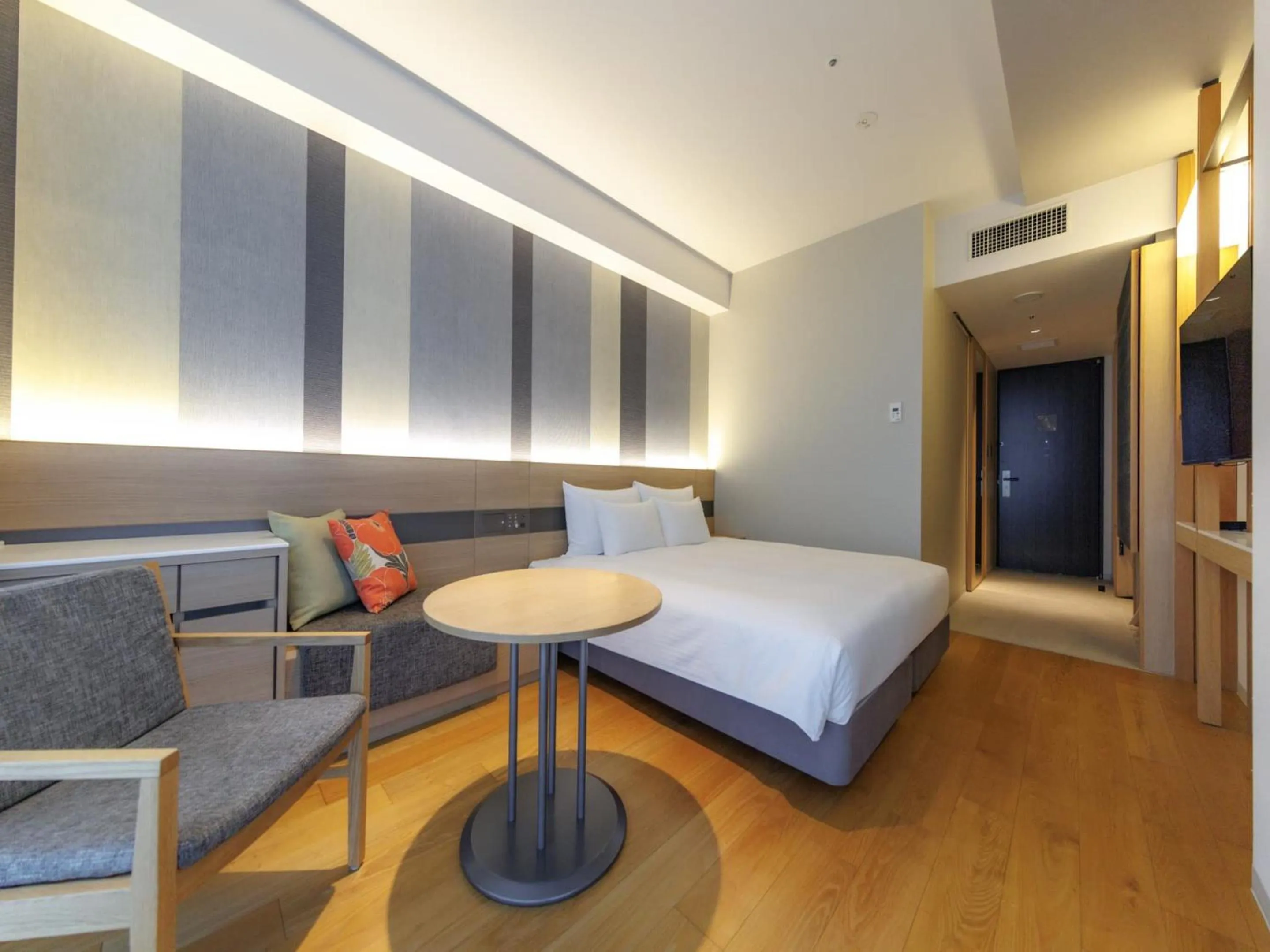 Photo of the whole room, Bed in JR Kyushu Hotel Blossom Naha