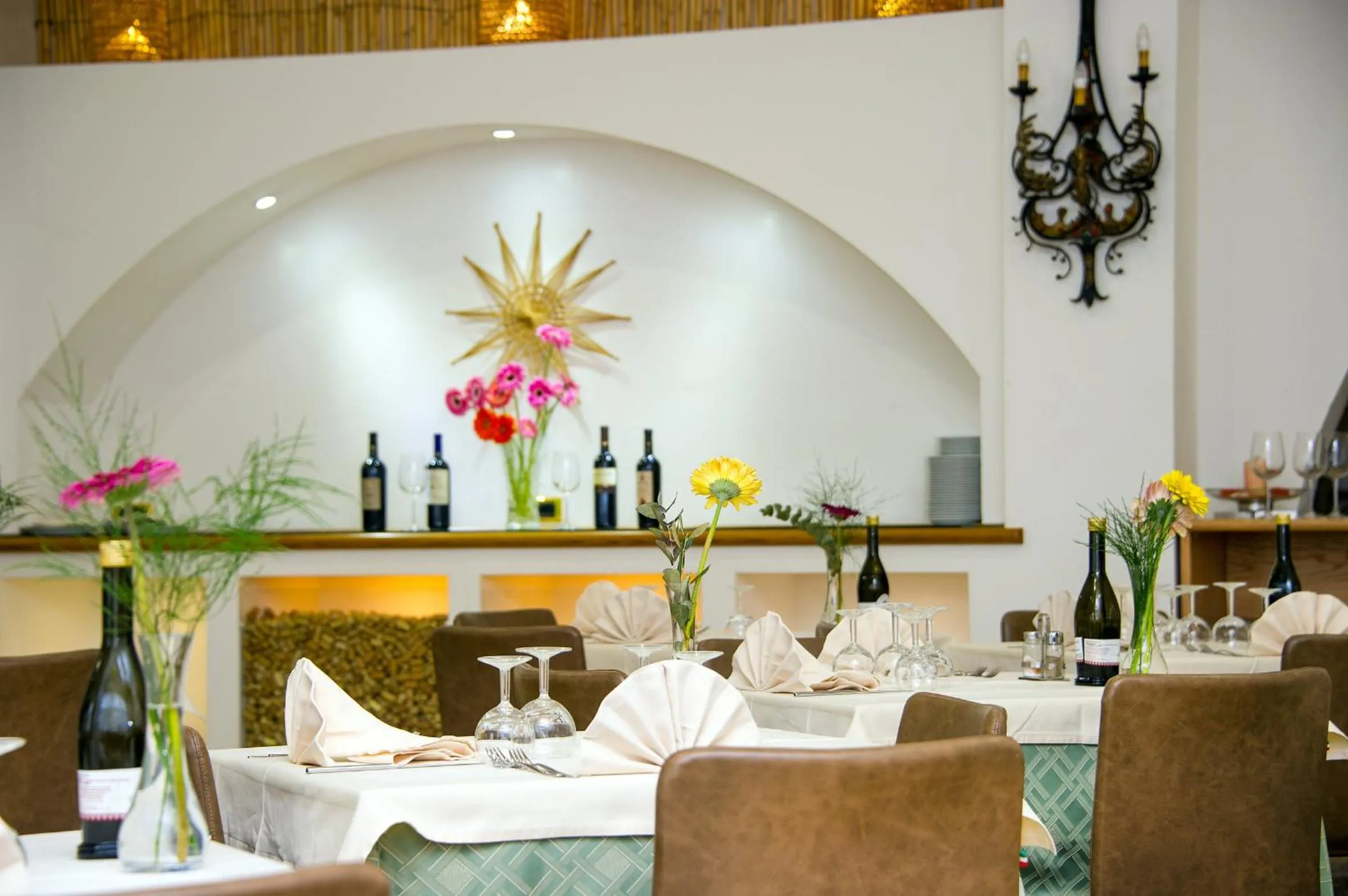 Restaurant/places to eat in Joli Park Hotel - Caroli Hotels