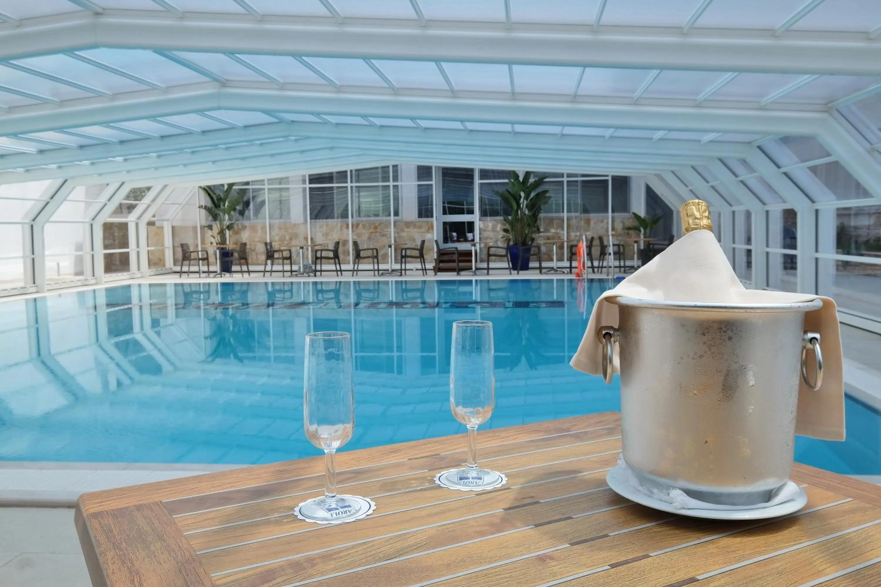 Swimming pool in Joli Park Hotel - Caroli Hotels