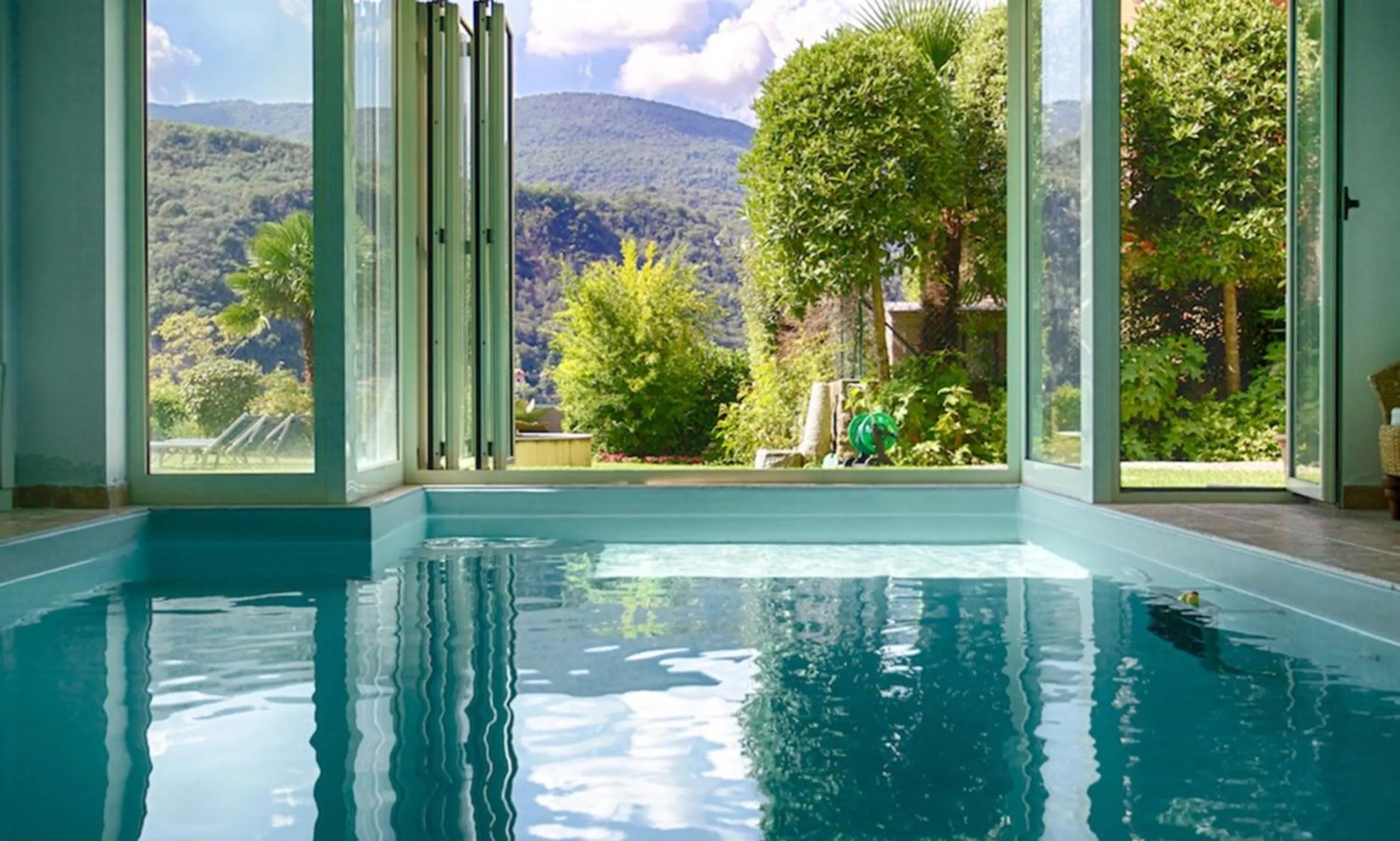 Swimming pool in B&B Dolce vista al lago Lugano