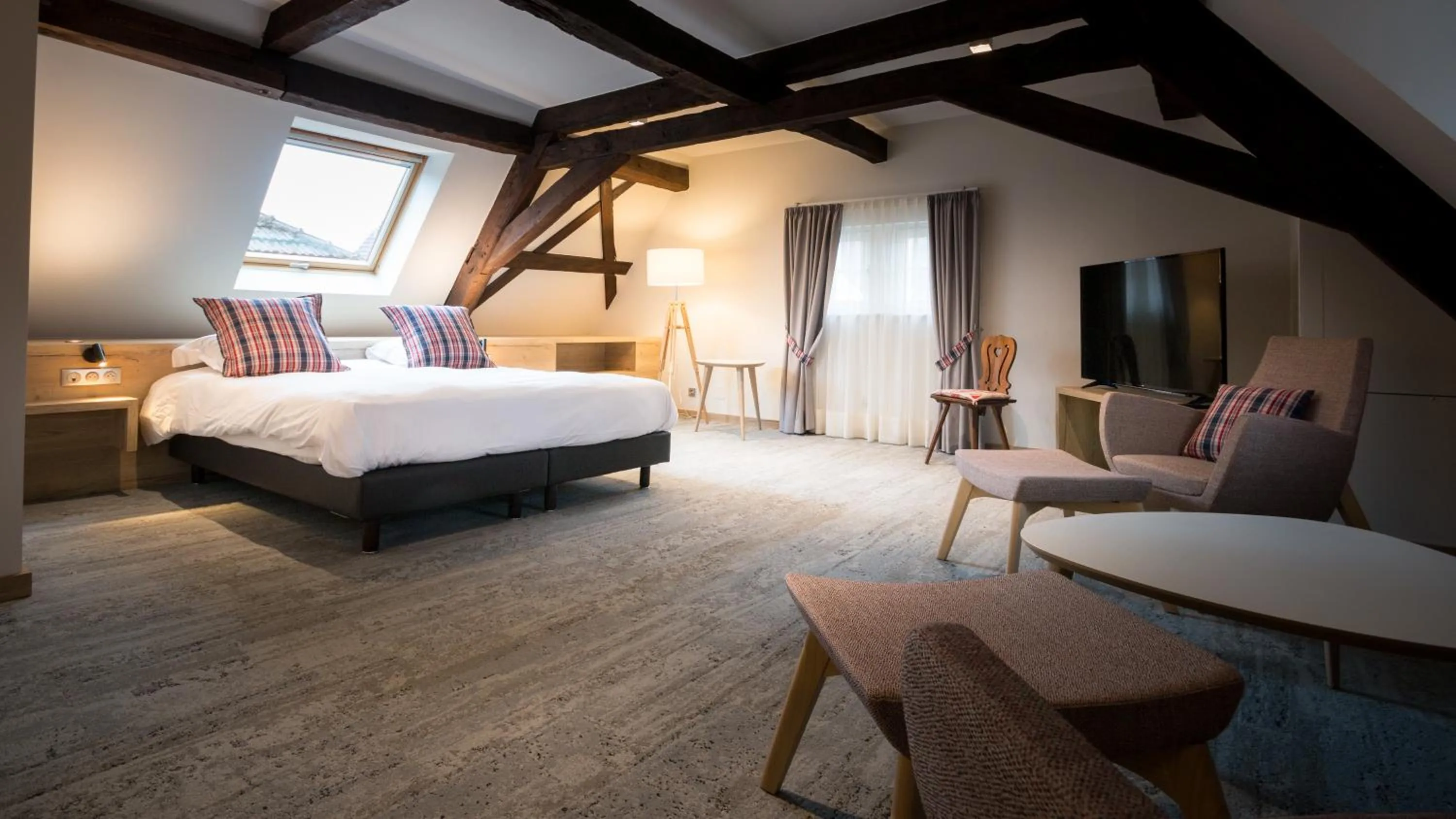 Bedroom, Bed in L'auberge Du Cheval Blanc et Spa