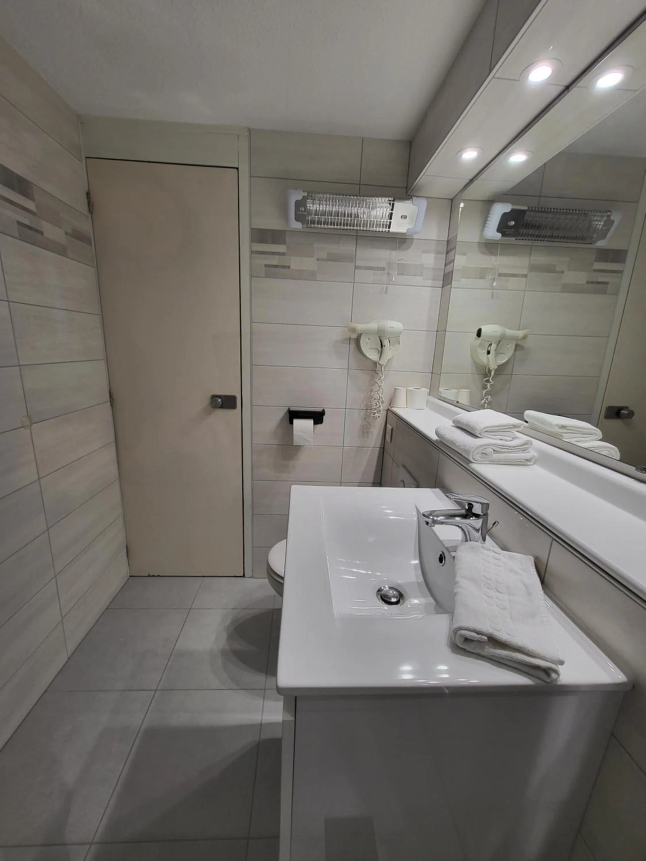 Shower in Kyriad Bellegarde - Genève