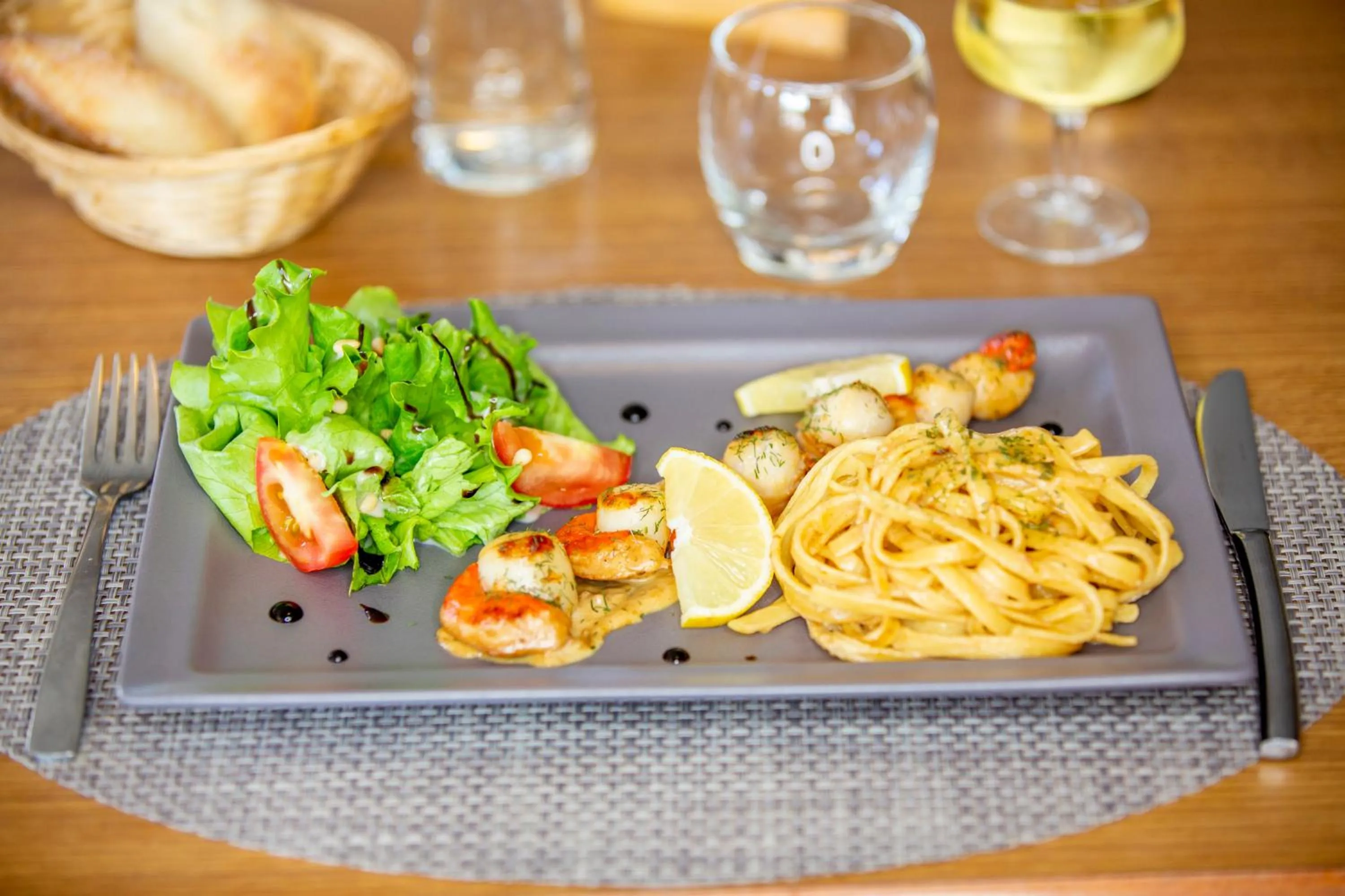 Restaurant/places to eat in Kyriad Bellegarde - Genève