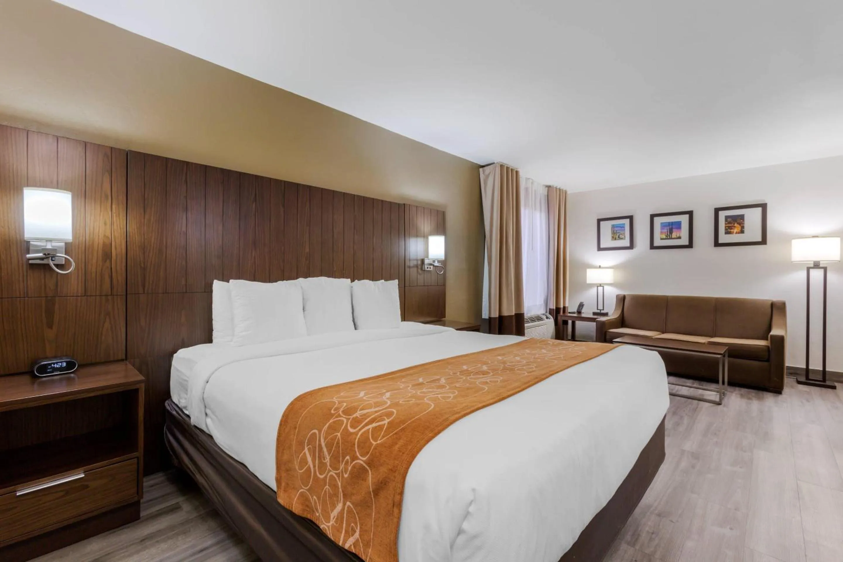 Bedroom, Bed in Comfort Suites Tucson near Sabino Canyon