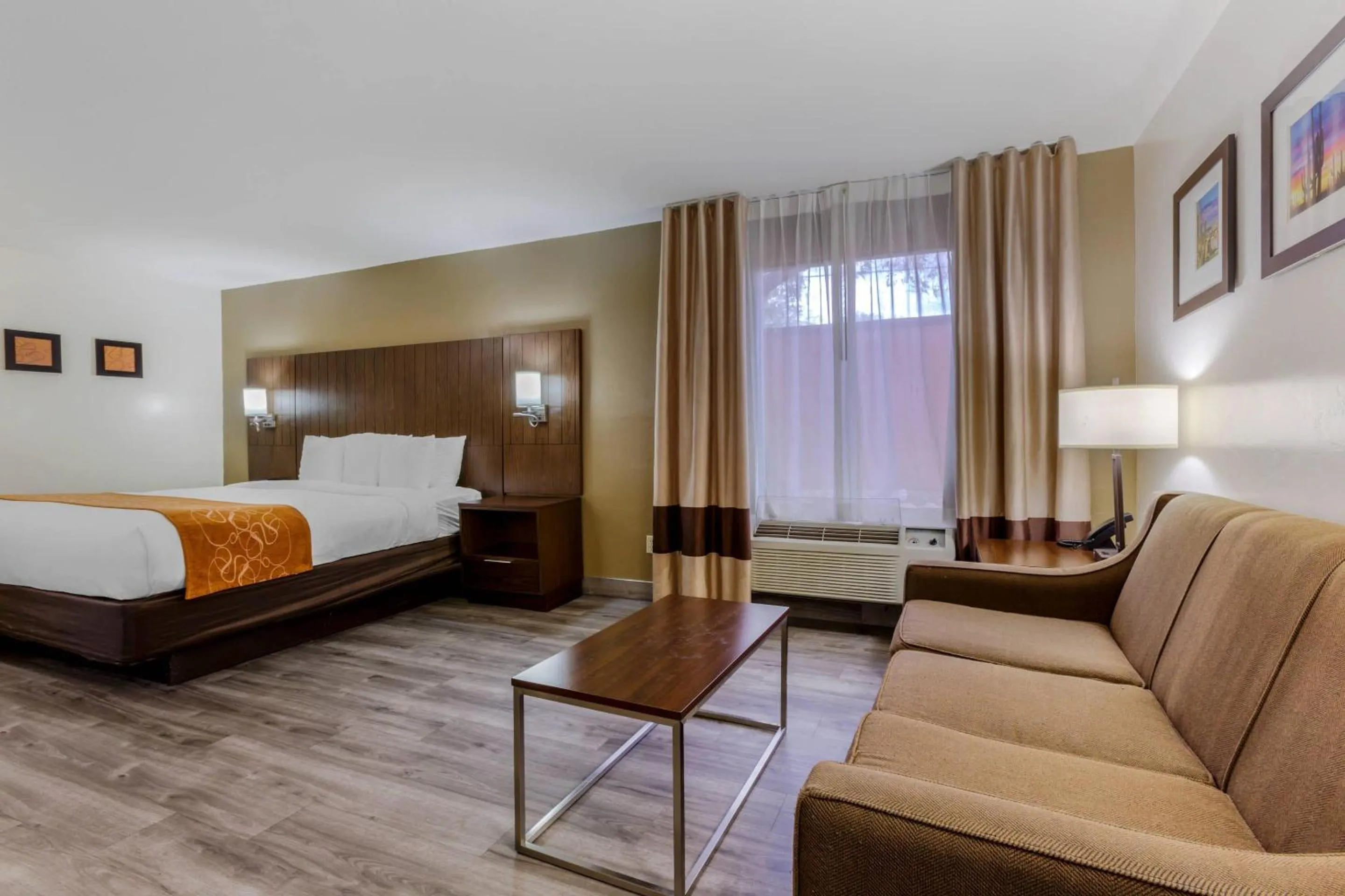 Bedroom, Bed in Comfort Suites Tucson near Sabino Canyon