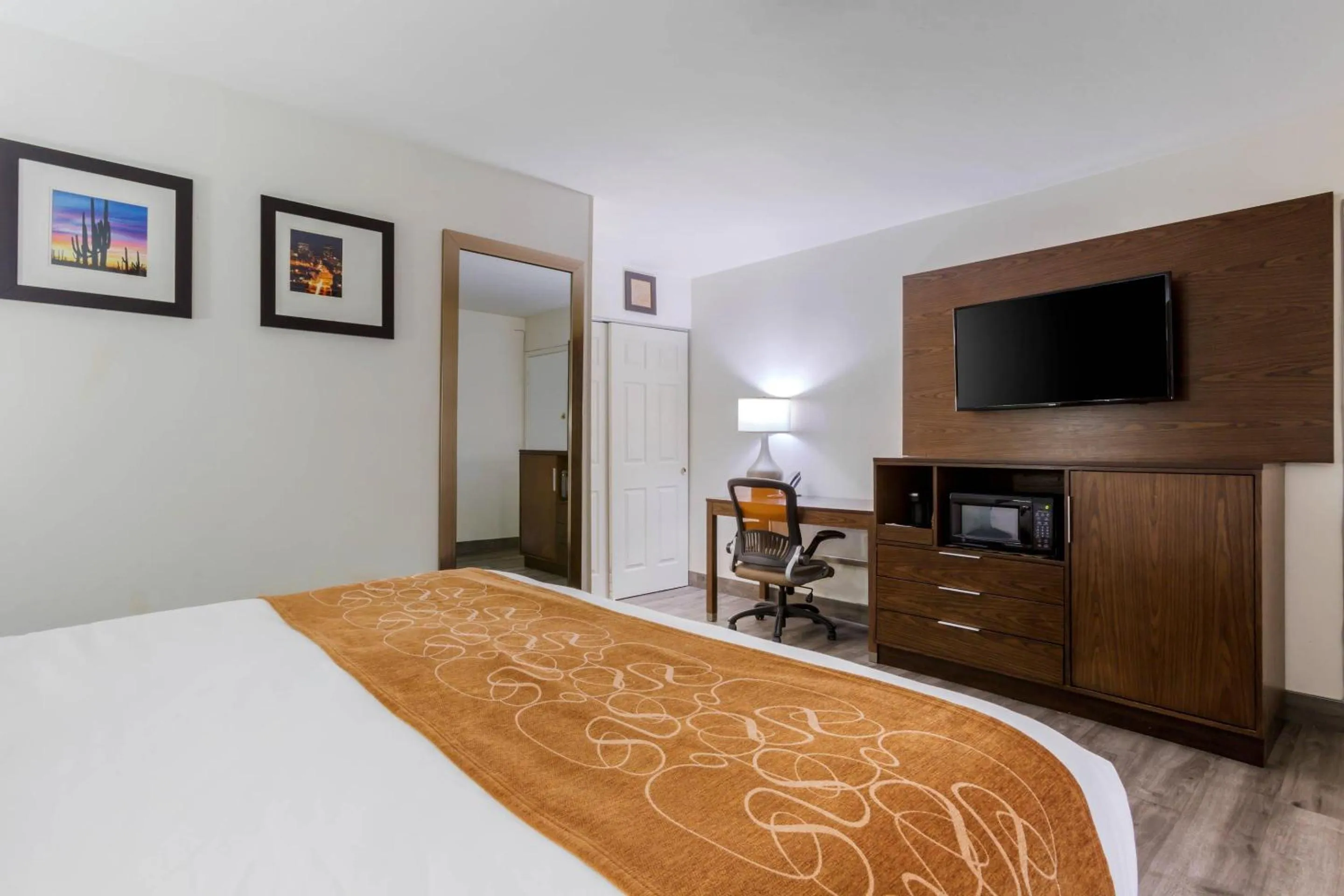Bedroom, Bed in Comfort Suites Tucson near Sabino Canyon