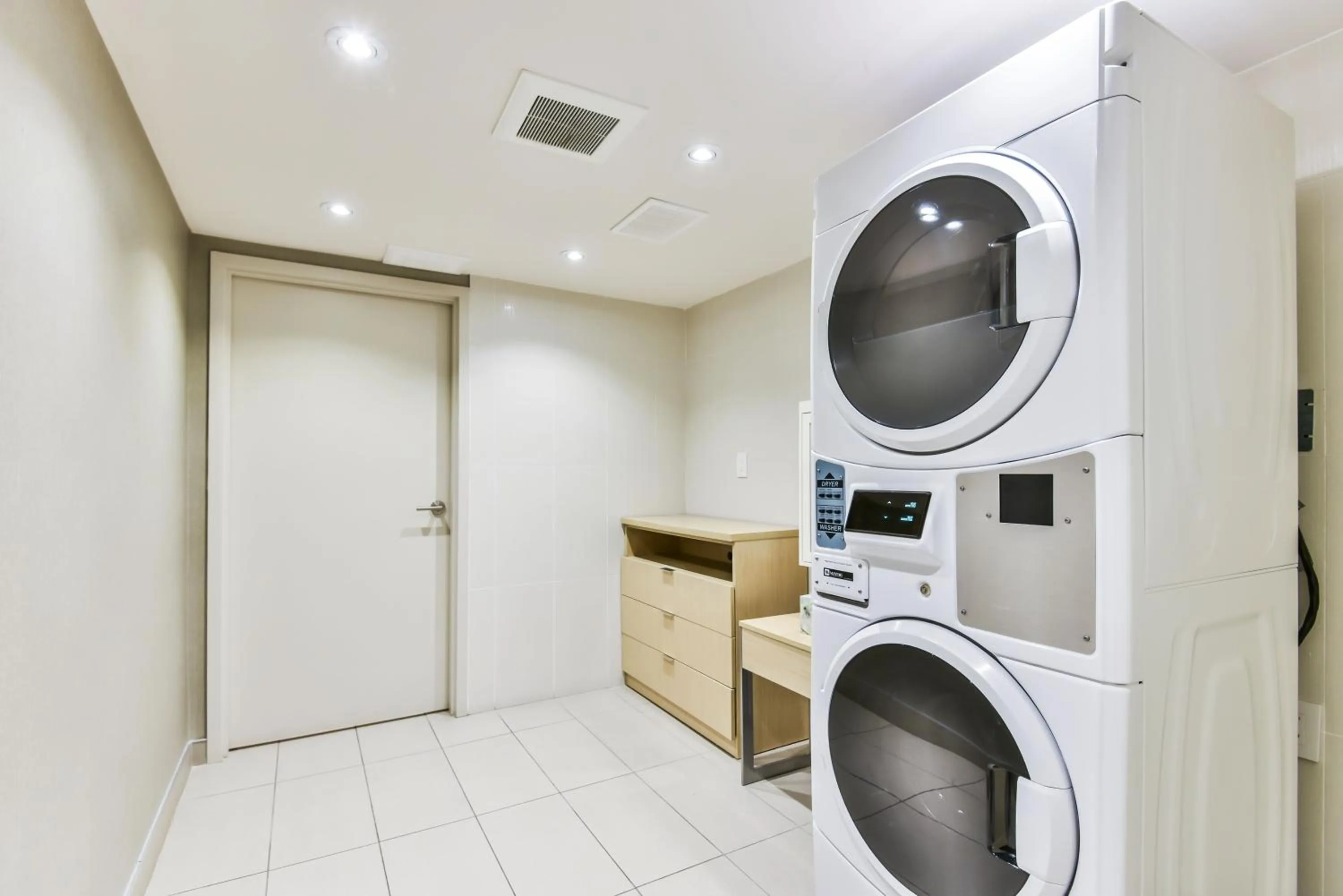 Area and facilities, Kitchen/Kitchenette in Radisson Suites Hotel Toronto Airport