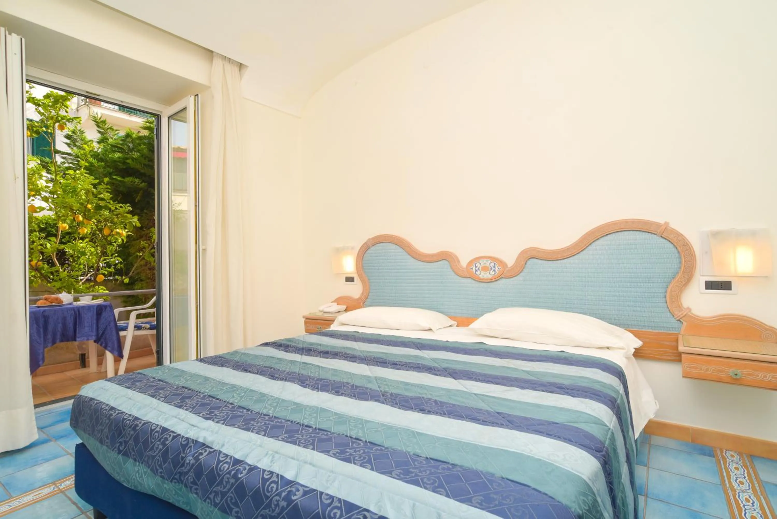 Bed in Albergo Italia - Beach Hotel